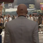 Agent 47 với bộ suit trắng đặc trưng trong game hành động lén lút Hitman: World of Assassination.