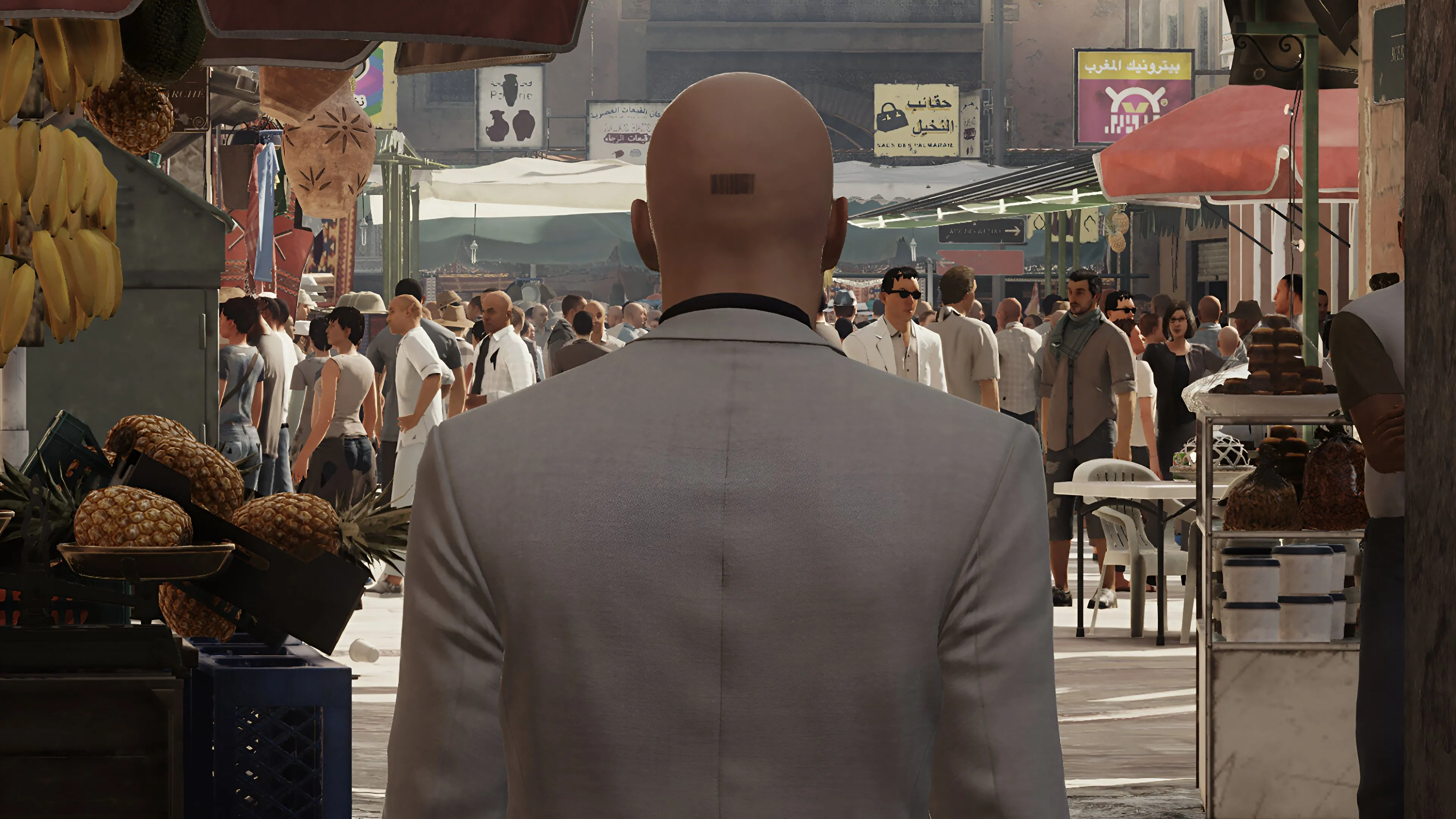 Agent 47 với bộ suit trắng đặc trưng trong game hành động lén lút Hitman: World of Assassination.