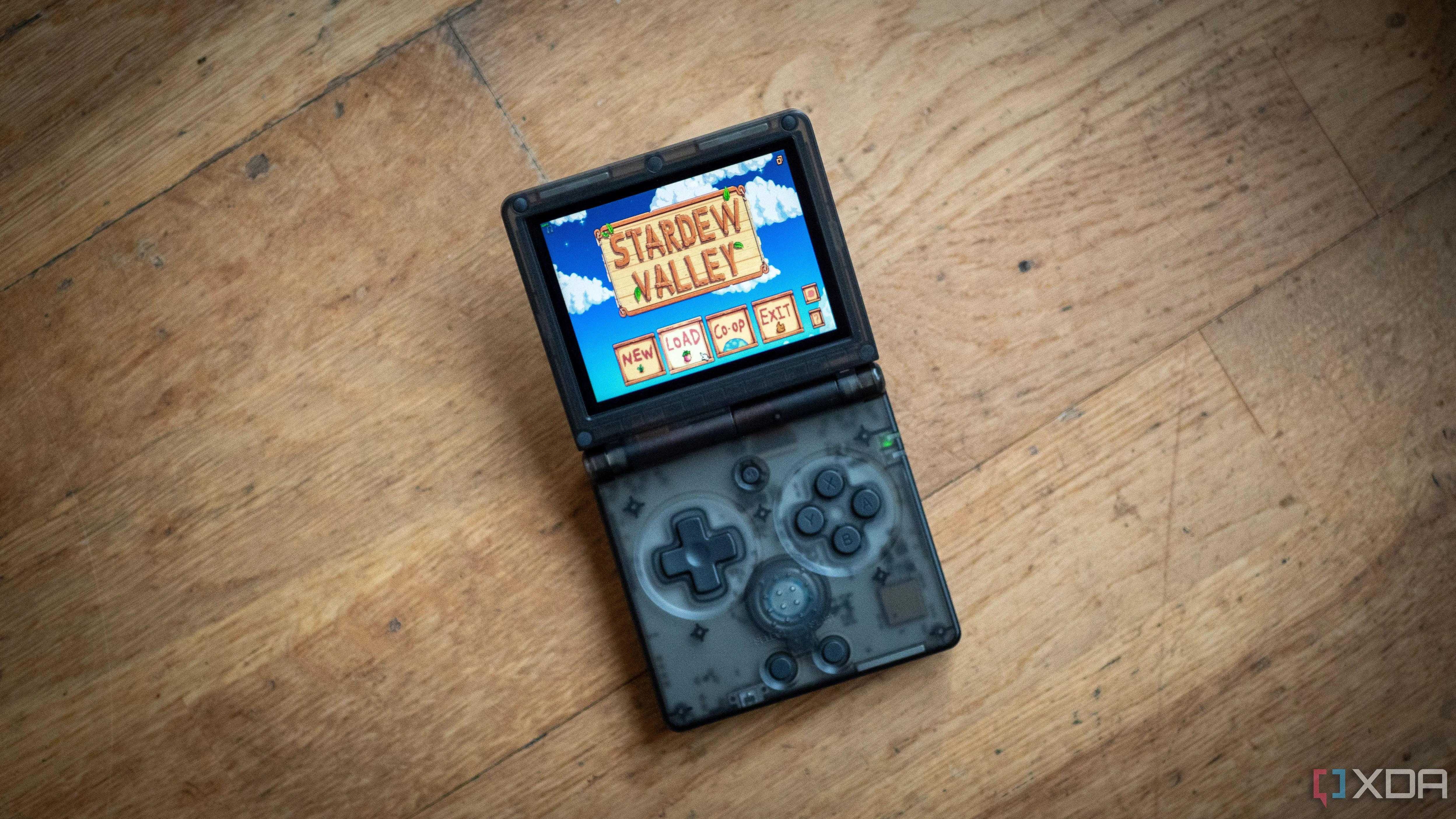 Anbernic RG35XXSP hiển thị game Stardew Valley chạy qua ứng dụng Moonlight, minh họa khả năng chơi game PC trên thiết bị cầm tay.