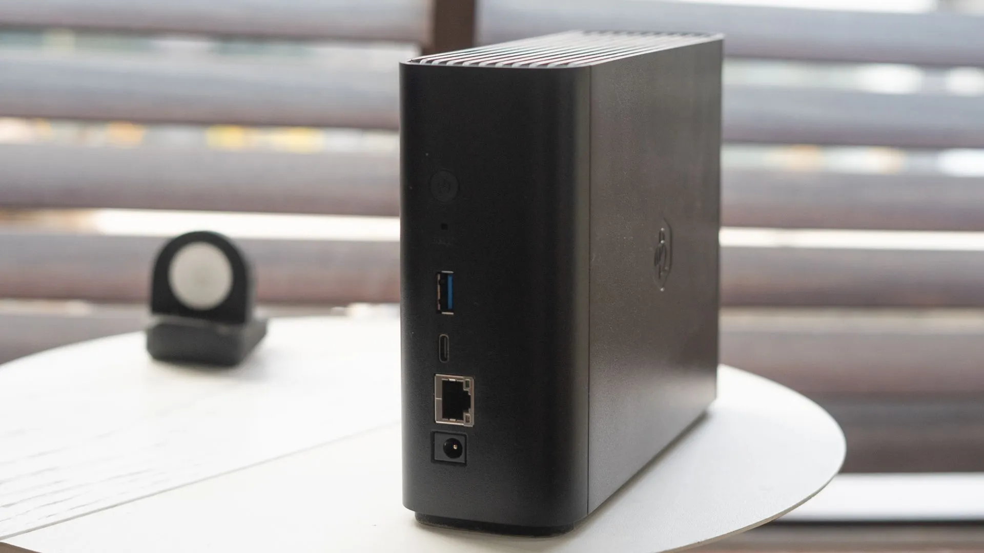 Ảnh chụp cận cảnh các cổng kết nối và chất liệu vỏ của Synology BeeStation, minh họa nhược điểm vật liệu rẻ tiền.