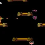 Ảnh chụp màn hình gameplay game Metroid gốc trên hệ máy NES, hiển thị Samus Aran trong bộ Power Suit và môi trường hành tinh Zebes đổ nát.