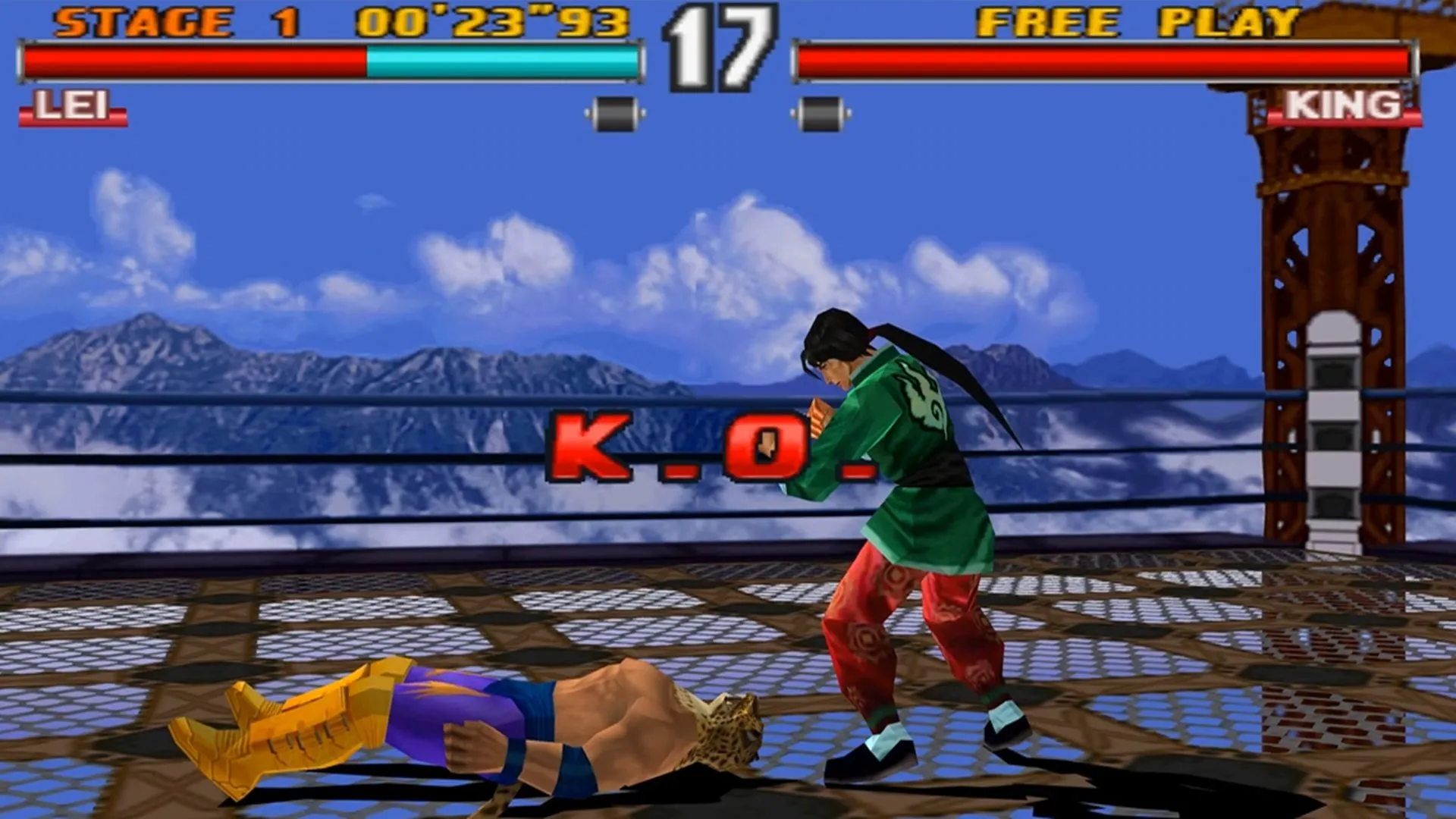 Ảnh chụp màn hình trận đấu căng thẳng giữa King và Lei kết thúc trong game đối kháng Tekken 2 trên PS1. Game kinh điển có trong PS Plus Premium.