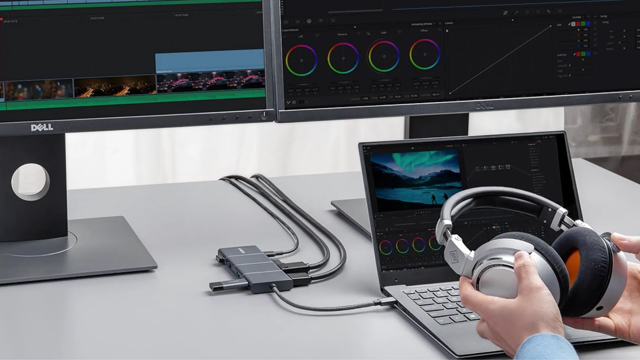Anker 563 USB-C Hub kết nối với laptop qua cổng USB-C, minh họa khả năng mở rộng
