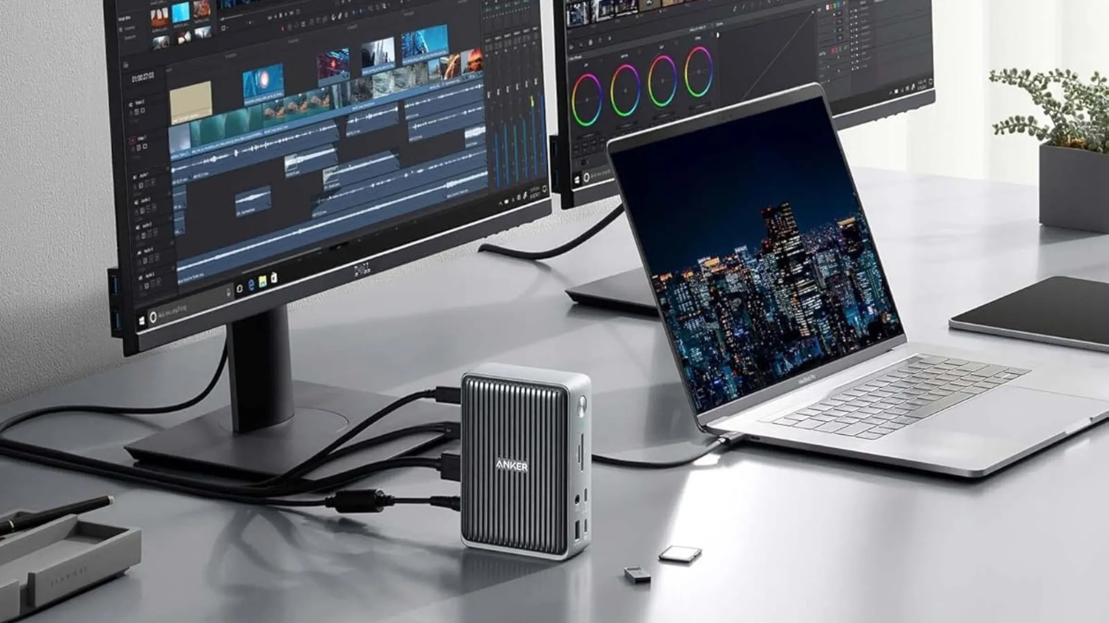 Anker 577 Docking Station cạnh laptop giúp mở rộng kết nối