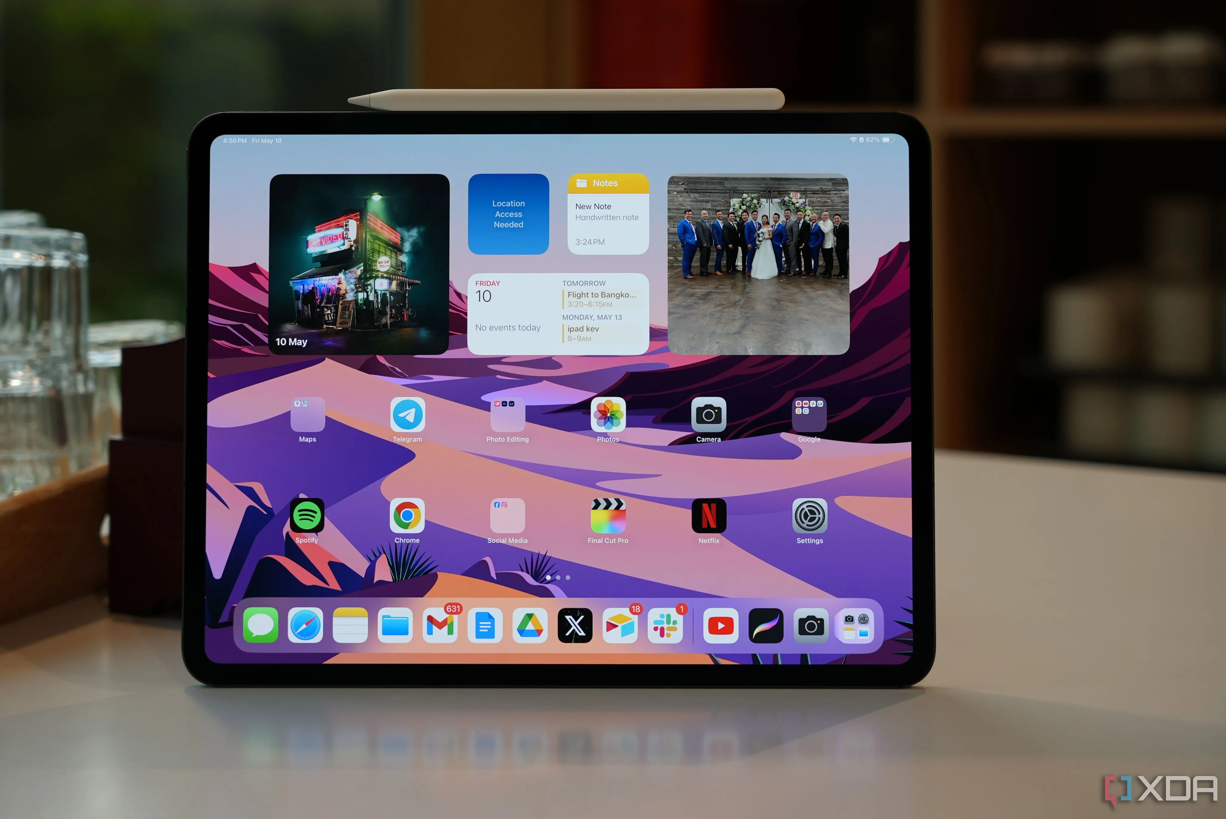 Apple iPad Air M3 (2024) màu xanh, cùng với bút Apple Pencil.