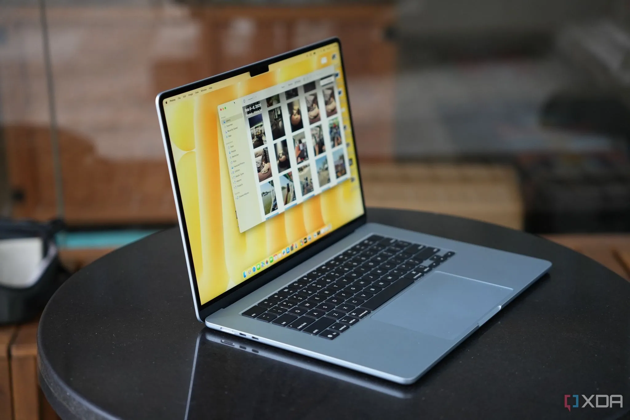 Apple MacBook Air M4 2025 màu xanh Midnight, thể hiện thiết kế mỏng nhẹ cao cấp.