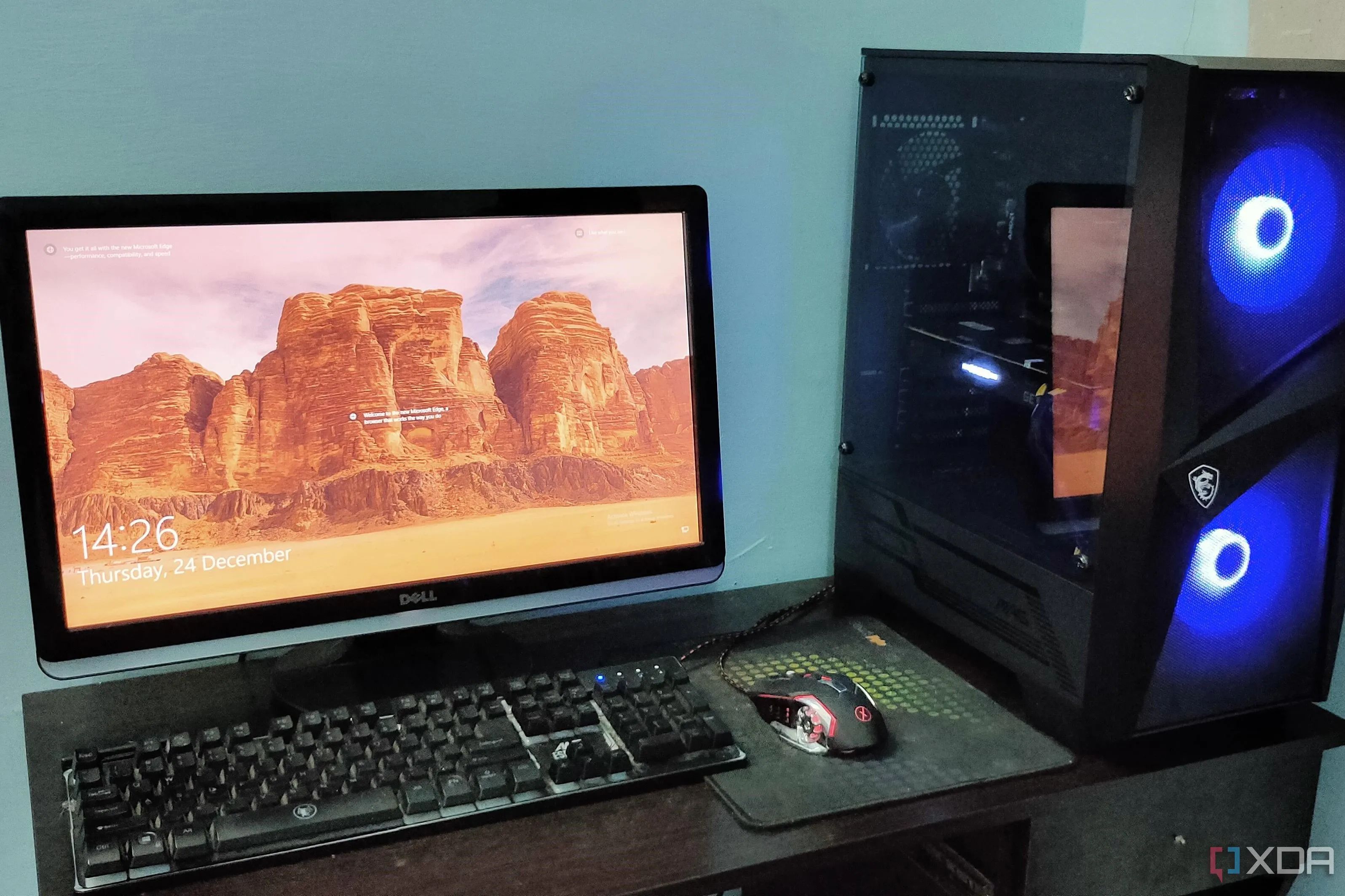 Bàn làm việc với dàn PC gaming mạnh mẽ, liên quan đến chi phí điện và uptime khi self-hosting