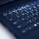Bàn phím laptop chơi game Alienware với hành trình phím dài và độ phản hồi tốt