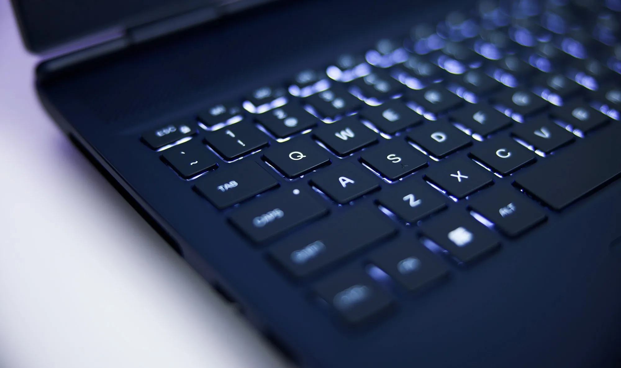 Bàn phím laptop chơi game Alienware với hành trình phím dài và độ phản hồi tốt