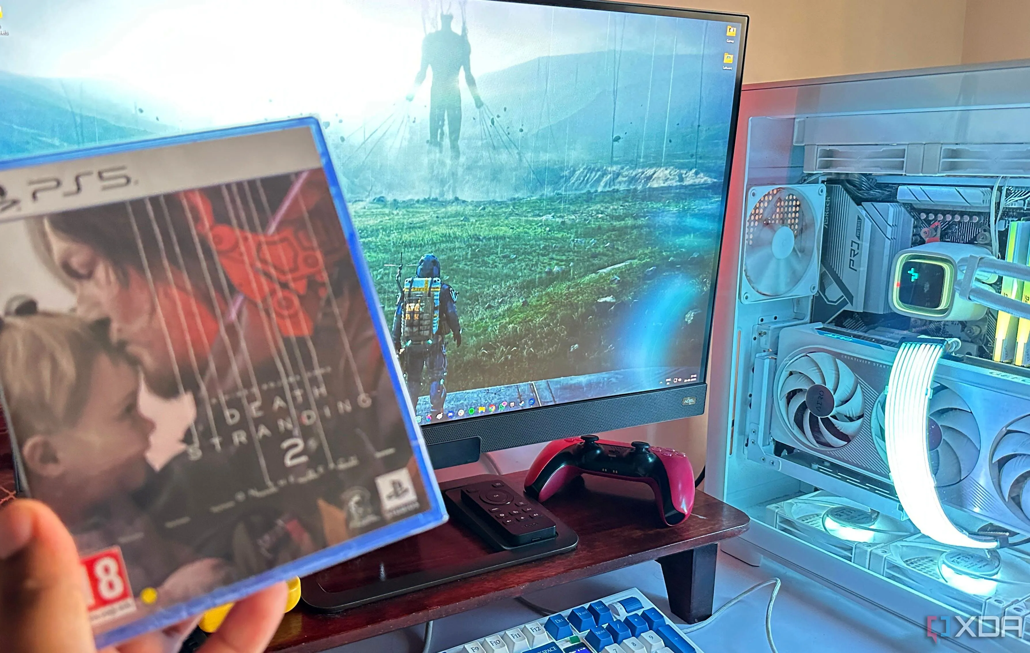 Bàn tay cầm đĩa game Death Stranding 2 cho PS5, gợi nhớ trải nghiệm 'chạm' vật lý đang dần mất đi.