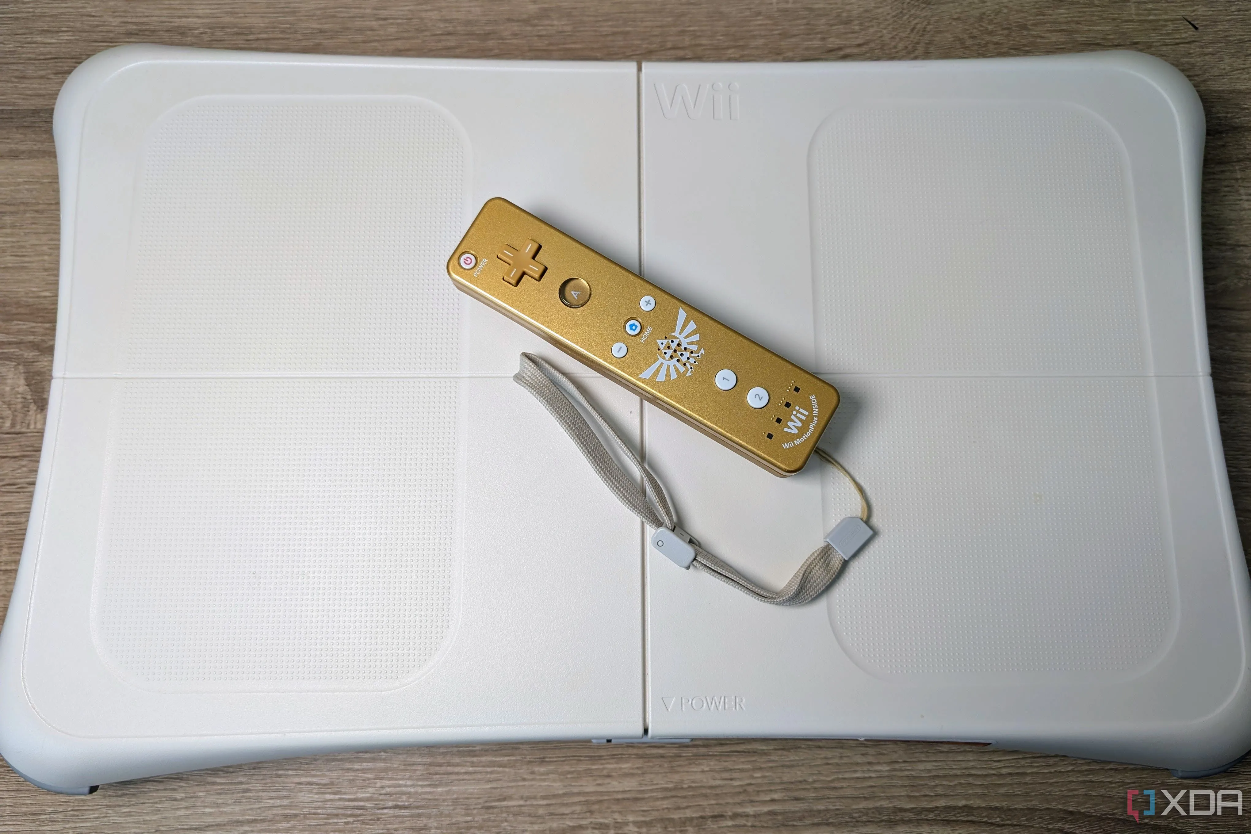 Bảng cân bằng Wii Balance Board màu trắng và tay cầm Wii-mote vàng, phụ kiện Wii Fit phổ biến