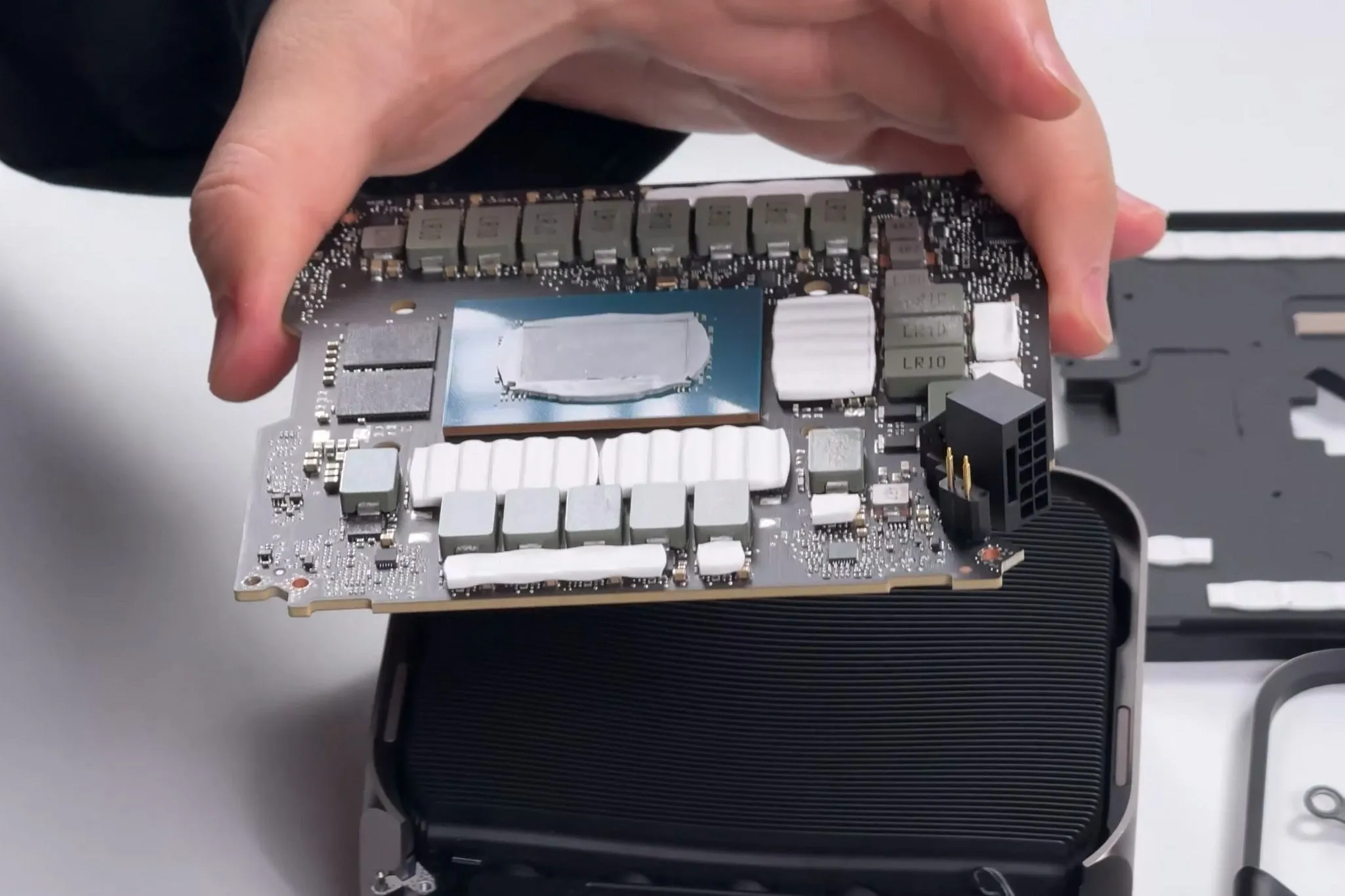 Bảng mạch PCB của card đồ họa NVIDIA, minh họa cấu trúc phần cứng hỗ trợ xử lý AI và bộ nhớ VRAM.