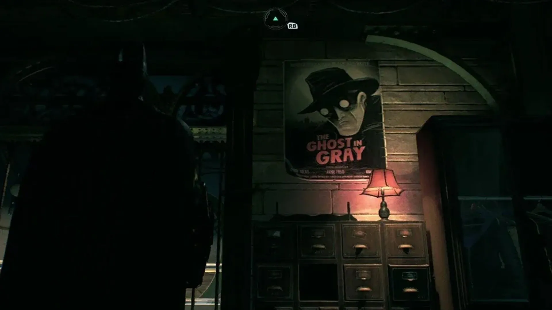 Batman đứng trên mái nhà cao, quan sát thành phố Gotham trong game Batman Arkham Knight, thể hiện thế giới mở rộng lớn và chi tiết.