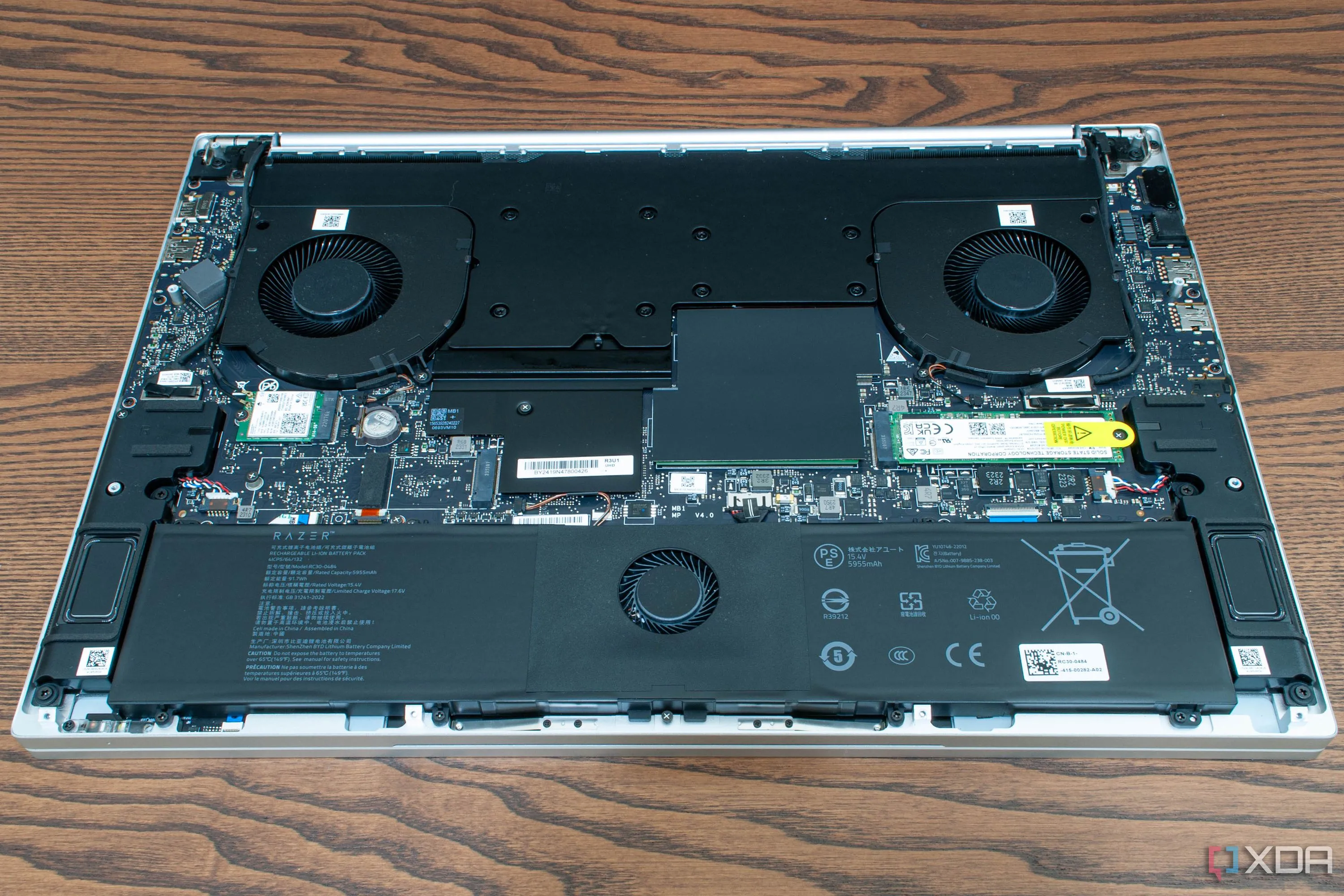 Bên trong laptop Razer Blade 18, cho thấy quạt tản nhiệt và heatsink bị bám bụi