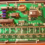 Bên trong một băng game phát triển Nintendo 64, minh họa chip CIC và PIF.
