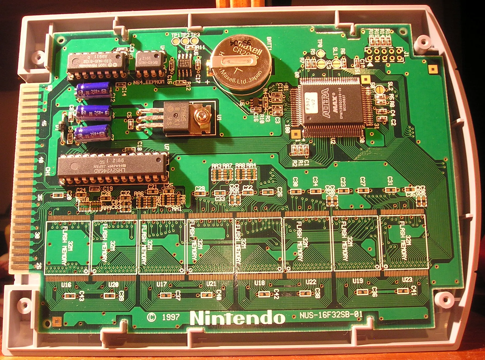 Bên trong một băng game phát triển Nintendo 64, minh họa chip CIC và PIF.