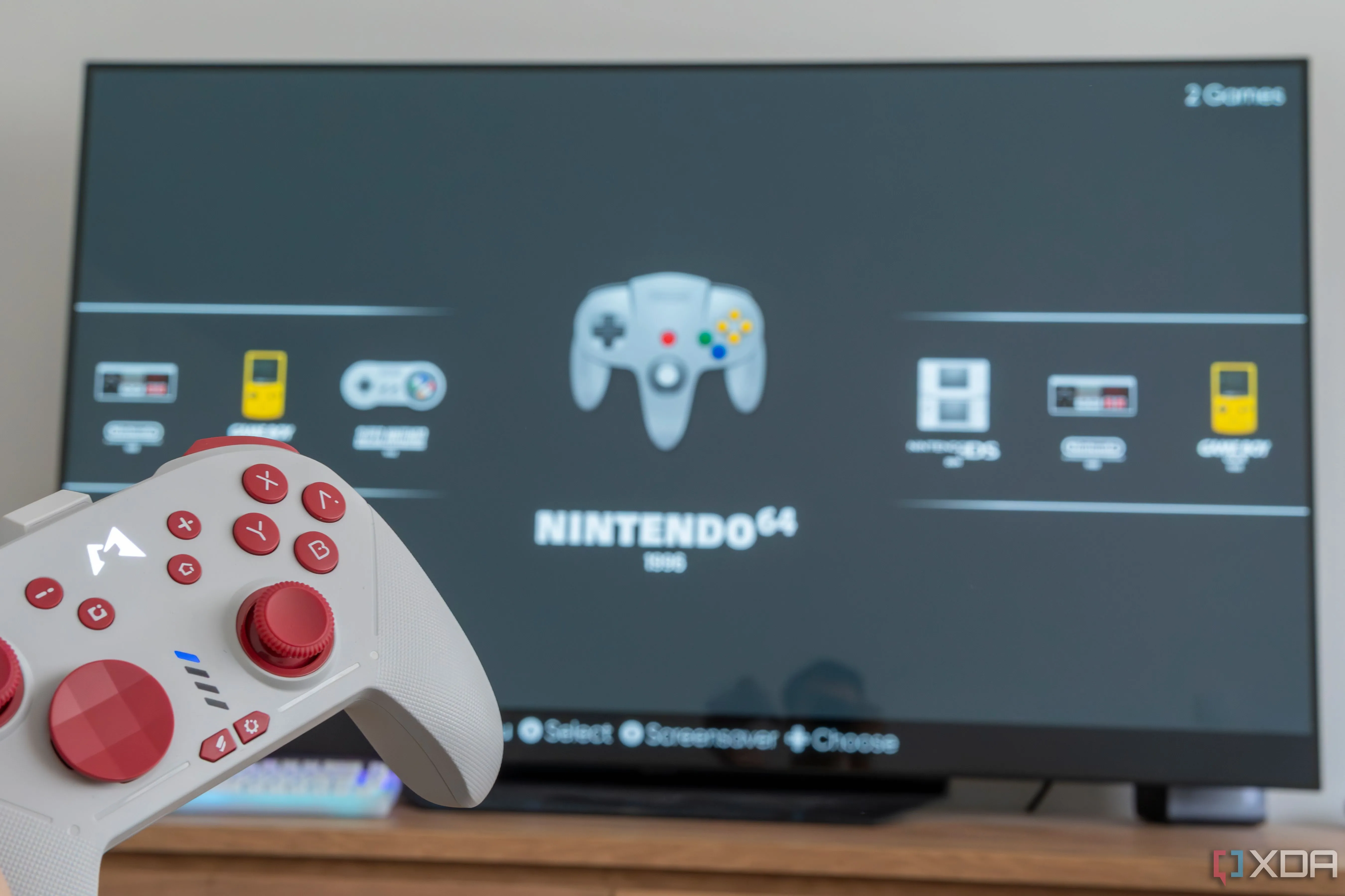Bộ điều khiển console và màn hình hiển thị giao diện EmulationStation cho PC chơi game retro