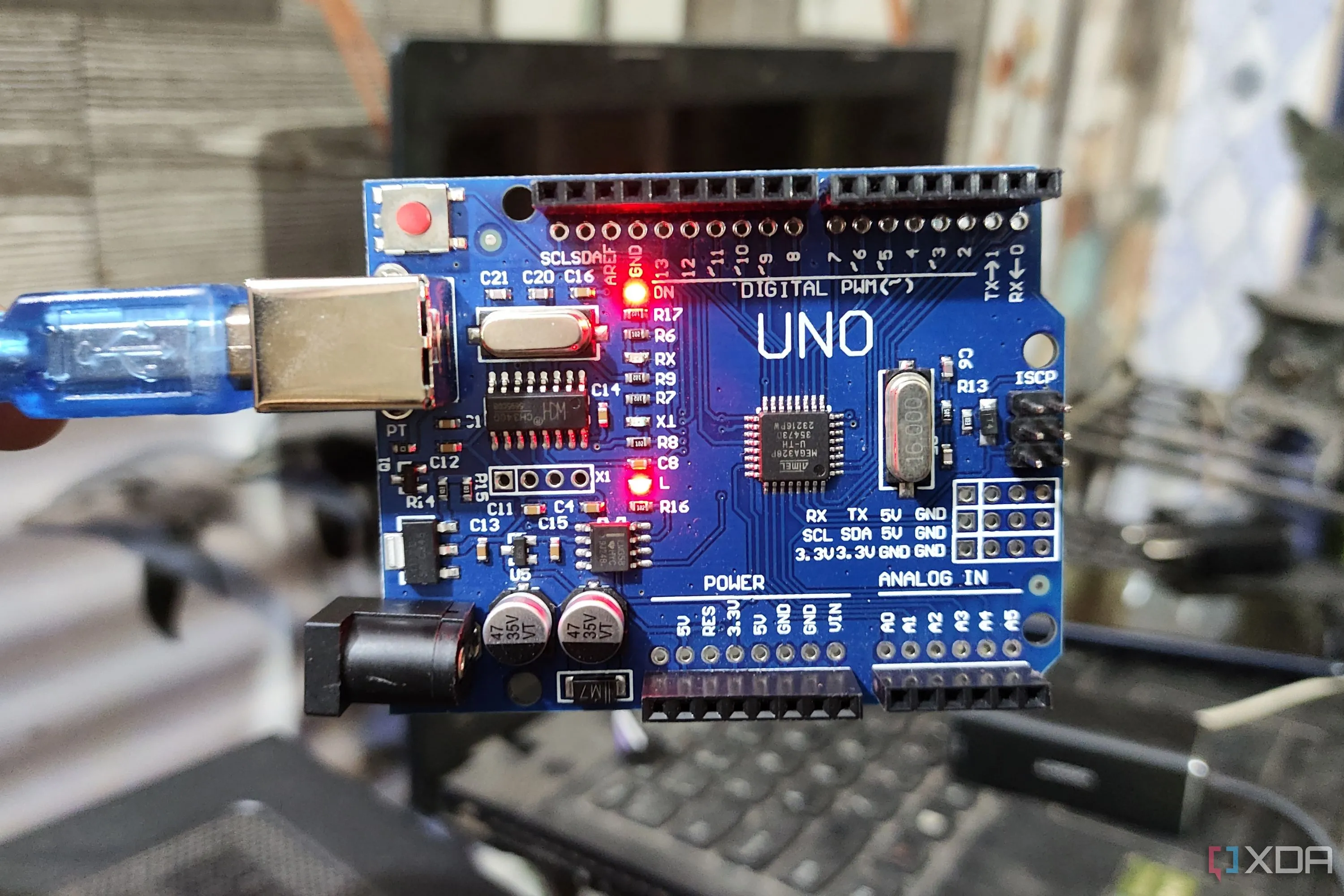 Bo mạch Arduino Uno với hai đèn LED đang sáng, minh họa một dự án điện tử cơ bản với vi điều khiển.