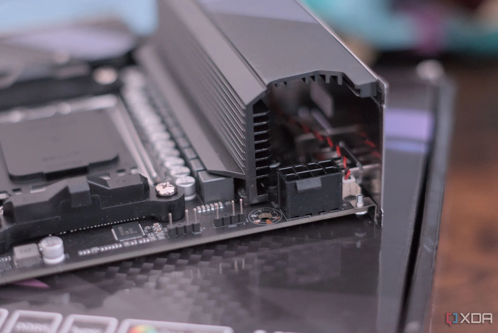 Bo mạch chủ mini-ITX và CPU đang được cấp nguồn