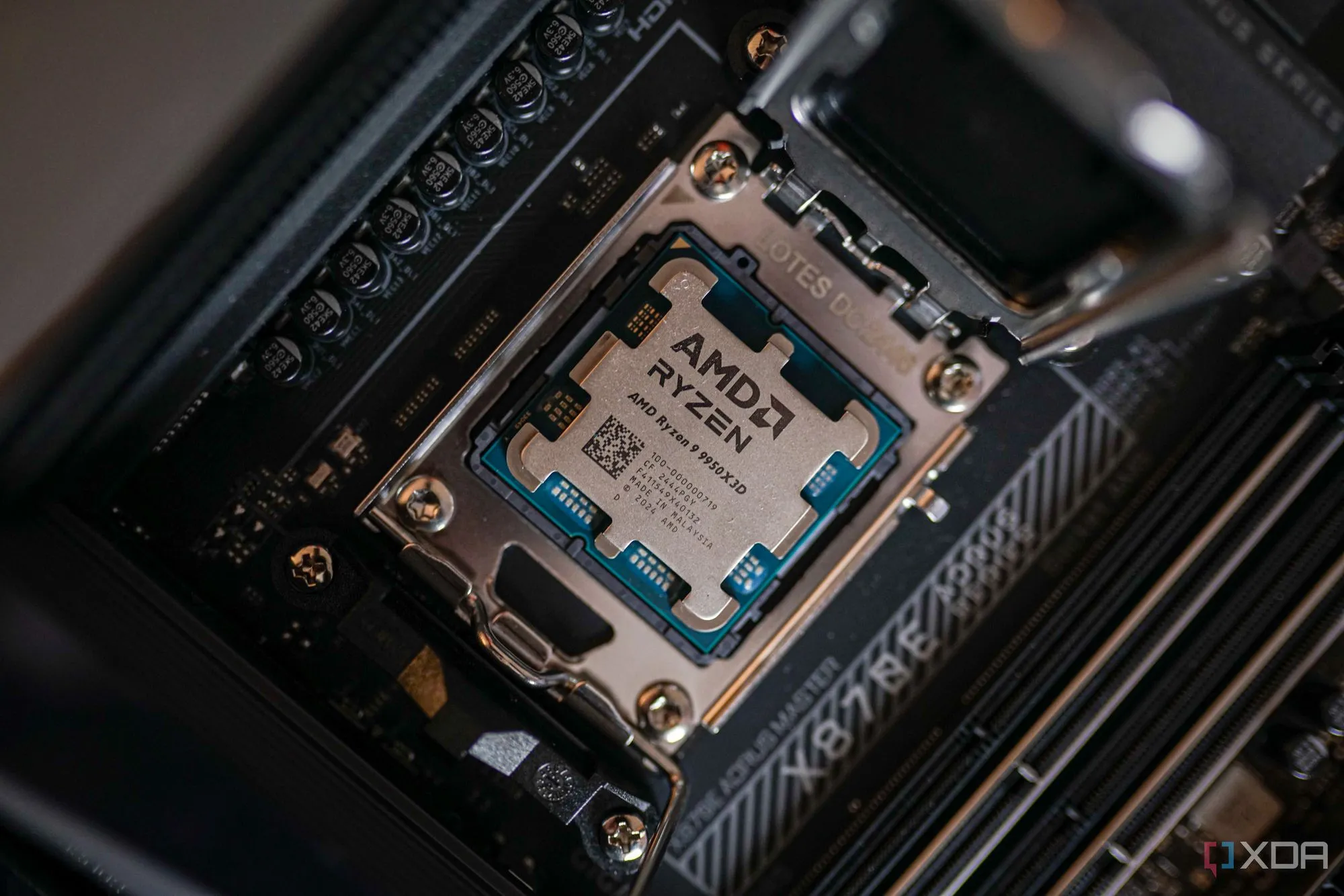 Bo mạch chủ với chip AMD Ryzen series X3D được lắp đặt