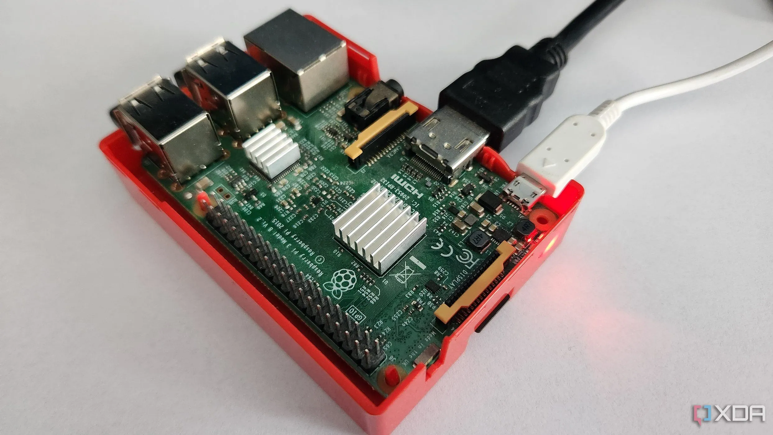 Bo mạch Raspberry Pi 3 Model B trong vỏ đỏ, minh chứng cho khả năng chạy LibreELEC trên phần cứng giá rẻ.