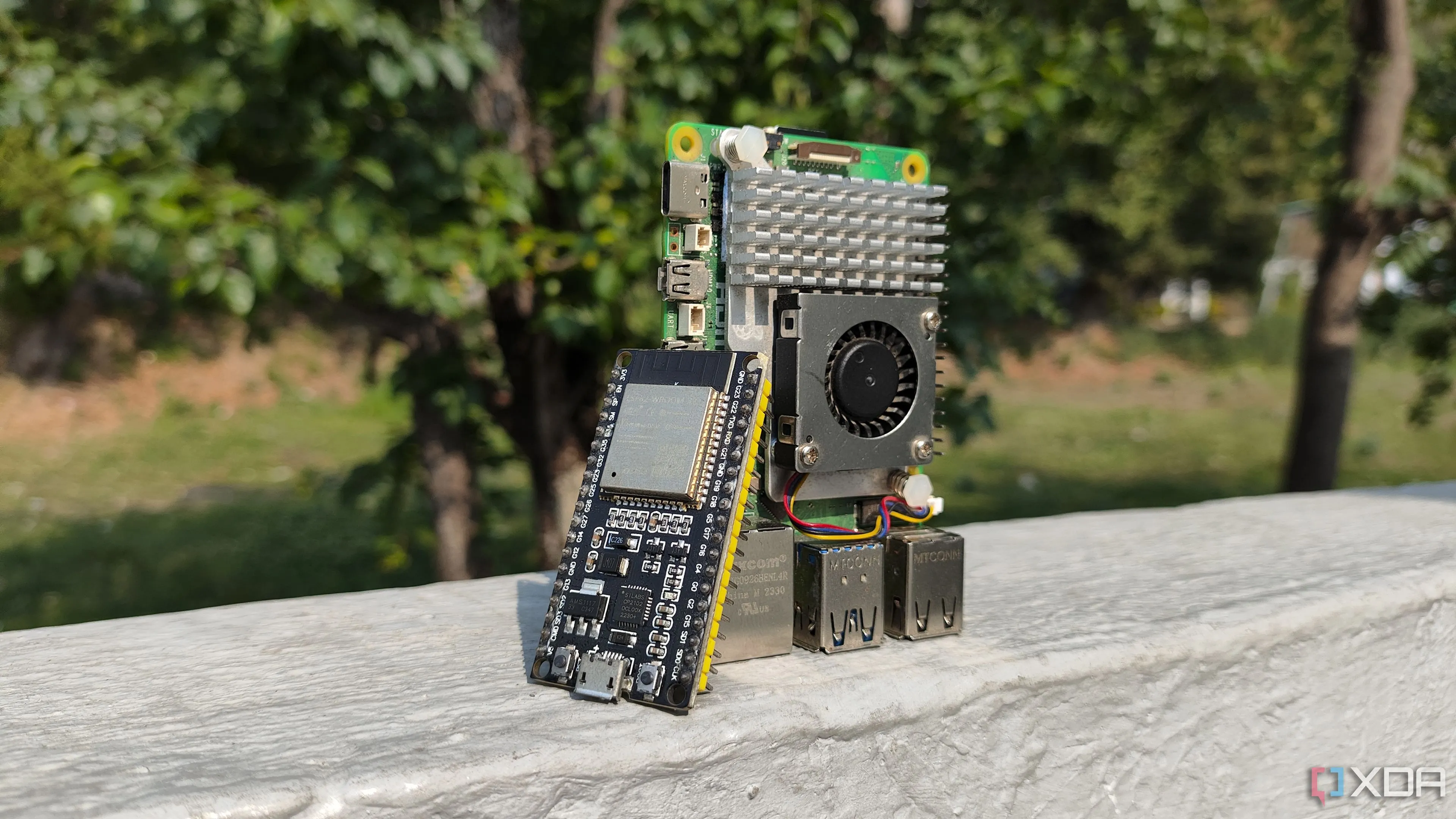Bo mạch Raspberry Pi và ESP32 minh họa cho các thiết bị máy tính nhúng nhỏ gọn.