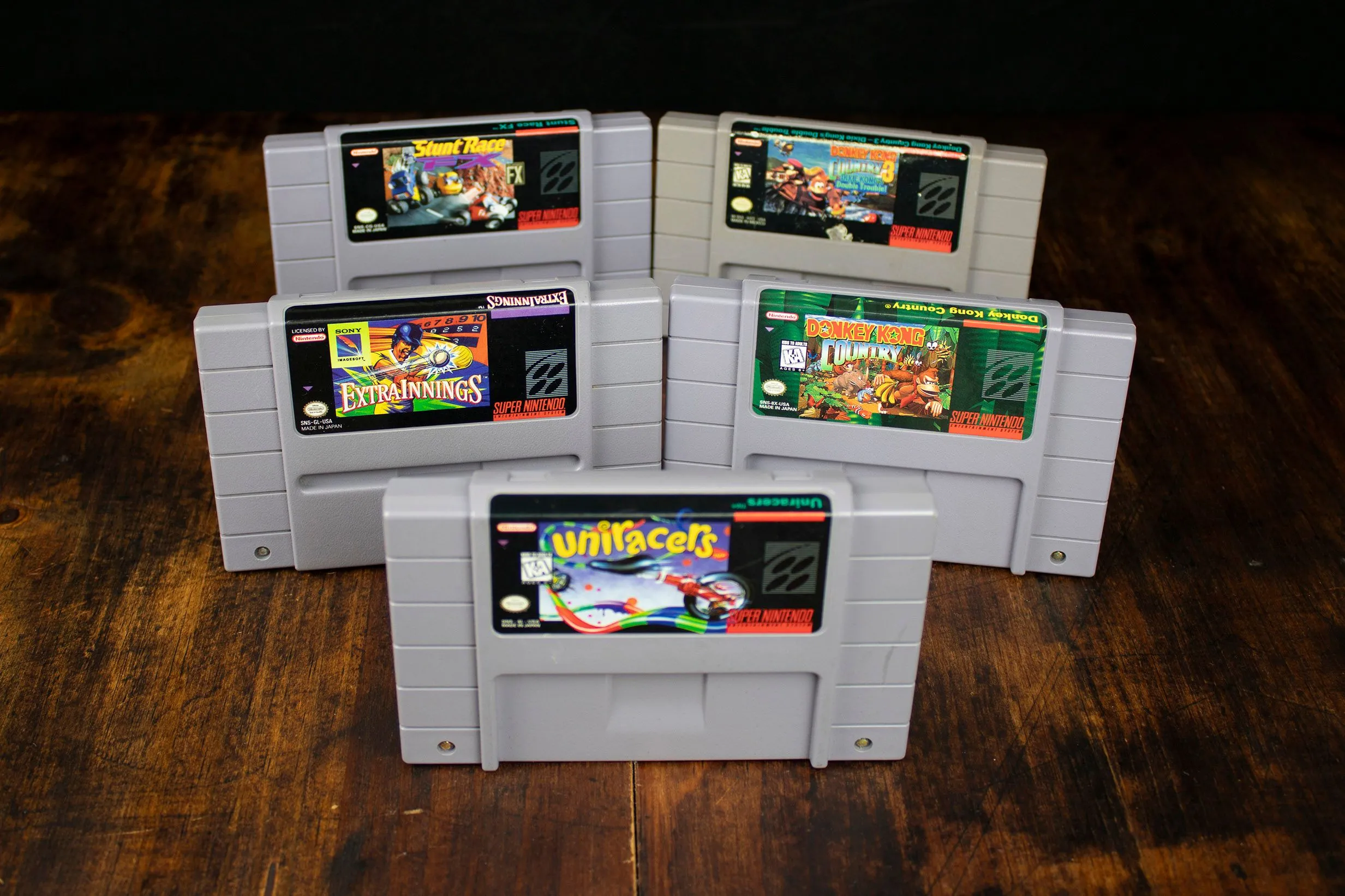Bộ sưu tập băng game SNES xếp chồng lên nhau minh họa quyền sở hữu game vật lý