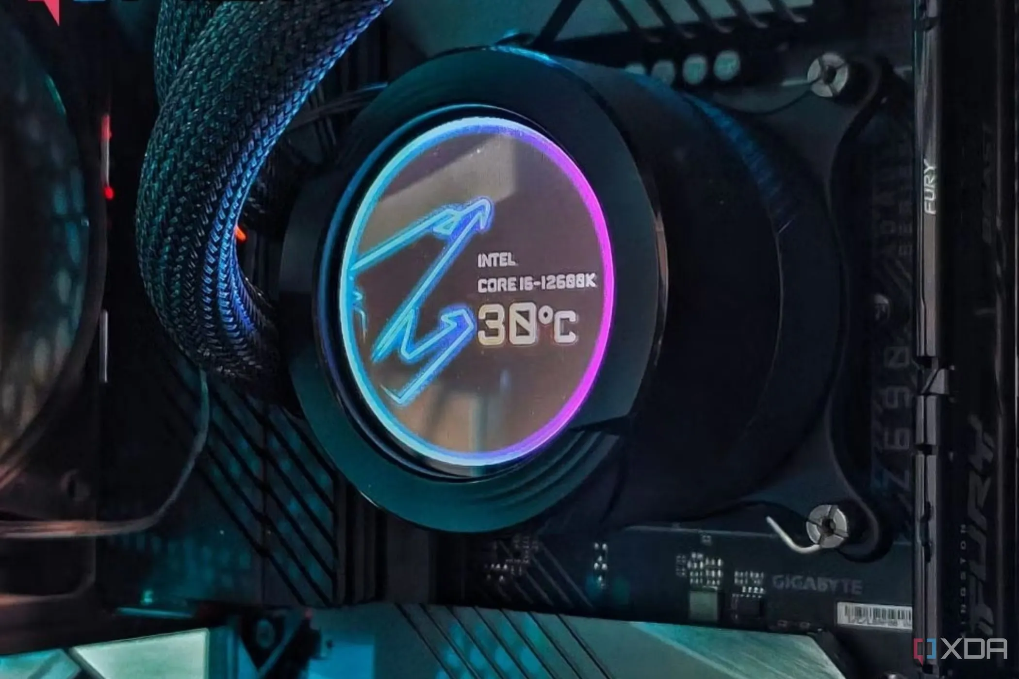 Bộ tản nhiệt CPU Gigabyte hiển thị nhiệt độ CPU bên trong máy tính