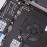 Bộ tản nhiệt của Framework Laptop 13 AMD hiệu quả, thể hiện thiết kế bên trong dễ dàng tháo lắp và nâng cấp linh kiện.