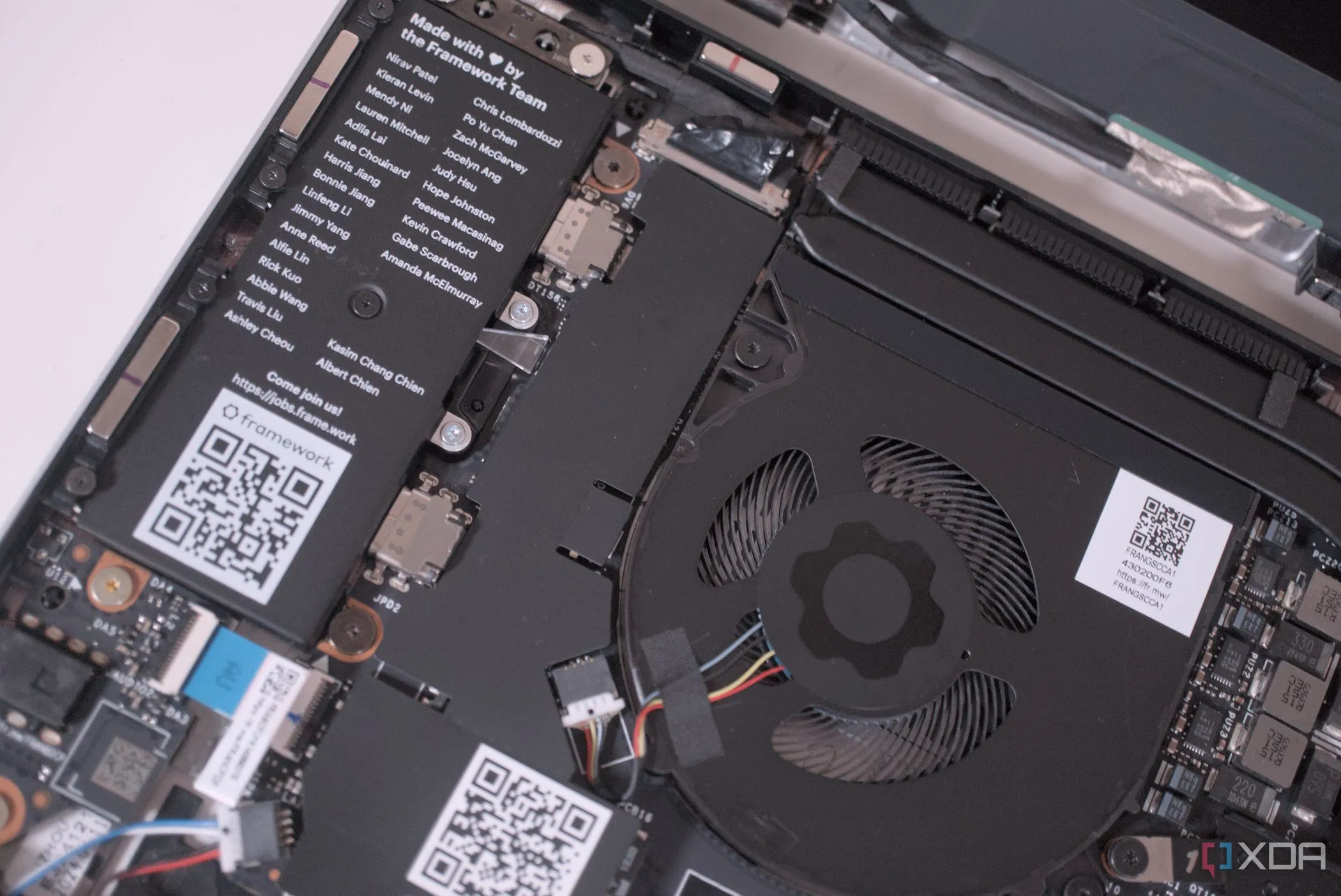 Bộ tản nhiệt của Framework Laptop 13 AMD hiệu quả, thể hiện thiết kế bên trong dễ dàng tháo lắp và nâng cấp linh kiện.