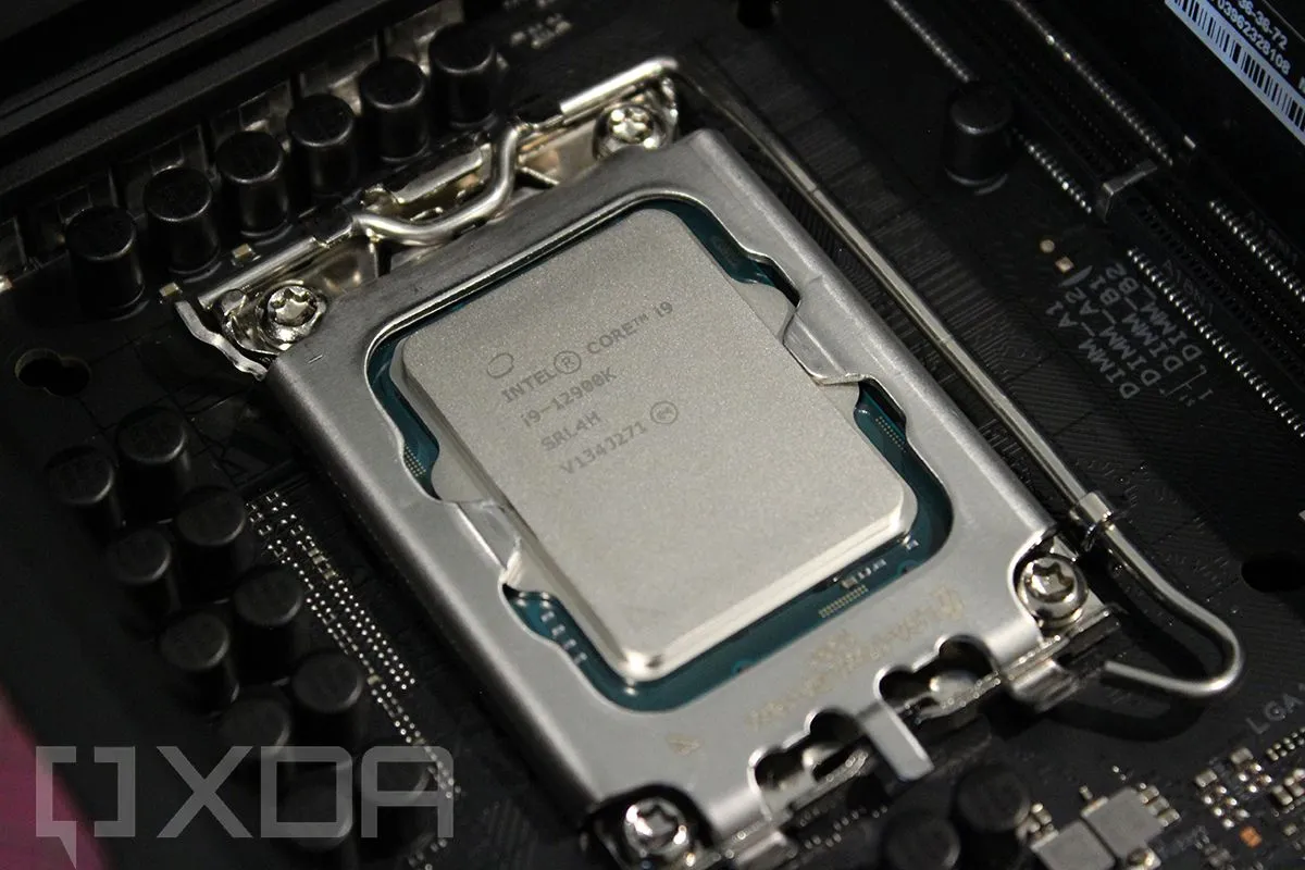 Bộ vi xử lý Intel Core i9-12900K trên socket LGA 1700