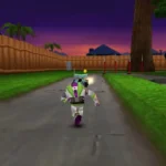 Buzz Lightyear đang chạy đuổi theo RC trong màn Neighborhood của game Toy Story 2: Buzz Lightyear to the Rescue trên PlayStation. Game phiêu lưu kinh điển cho PS5.