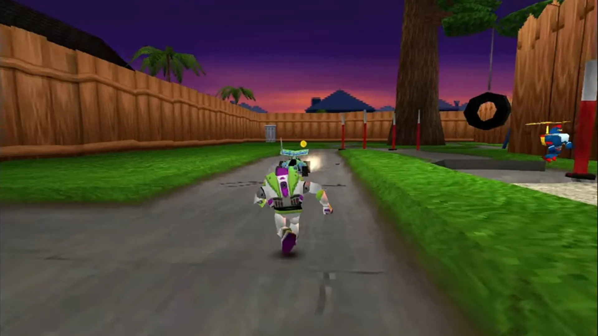 Buzz Lightyear đang chạy đuổi theo RC trong màn Neighborhood của game Toy Story 2: Buzz Lightyear to the Rescue trên PlayStation. Game phiêu lưu kinh điển cho PS5.