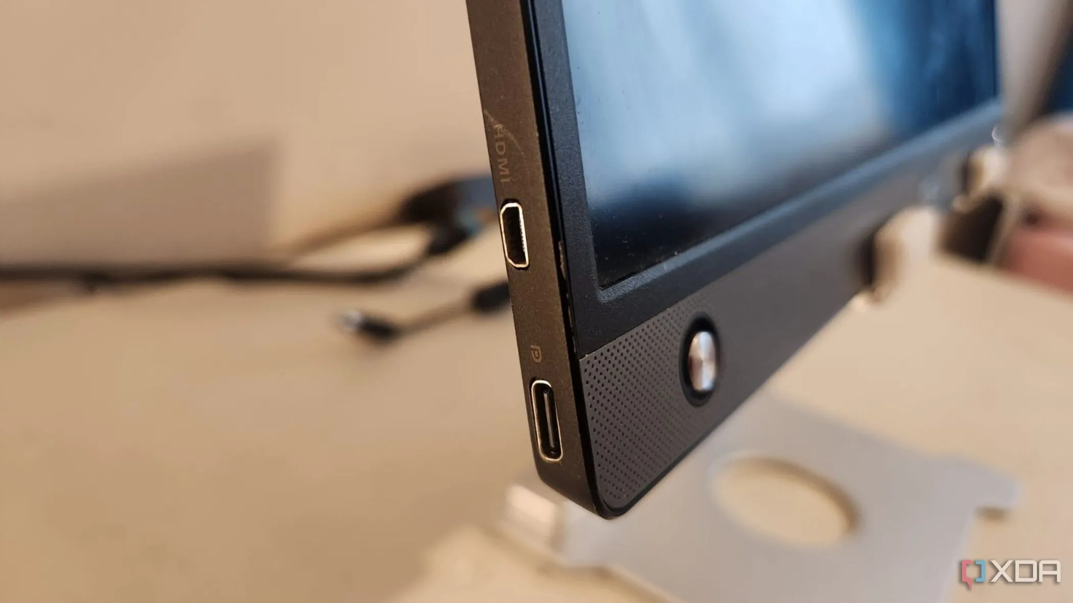 Các cổng kết nối Micro-HDMI và USB-C trên màn hình di động Asus Zenscreen Go