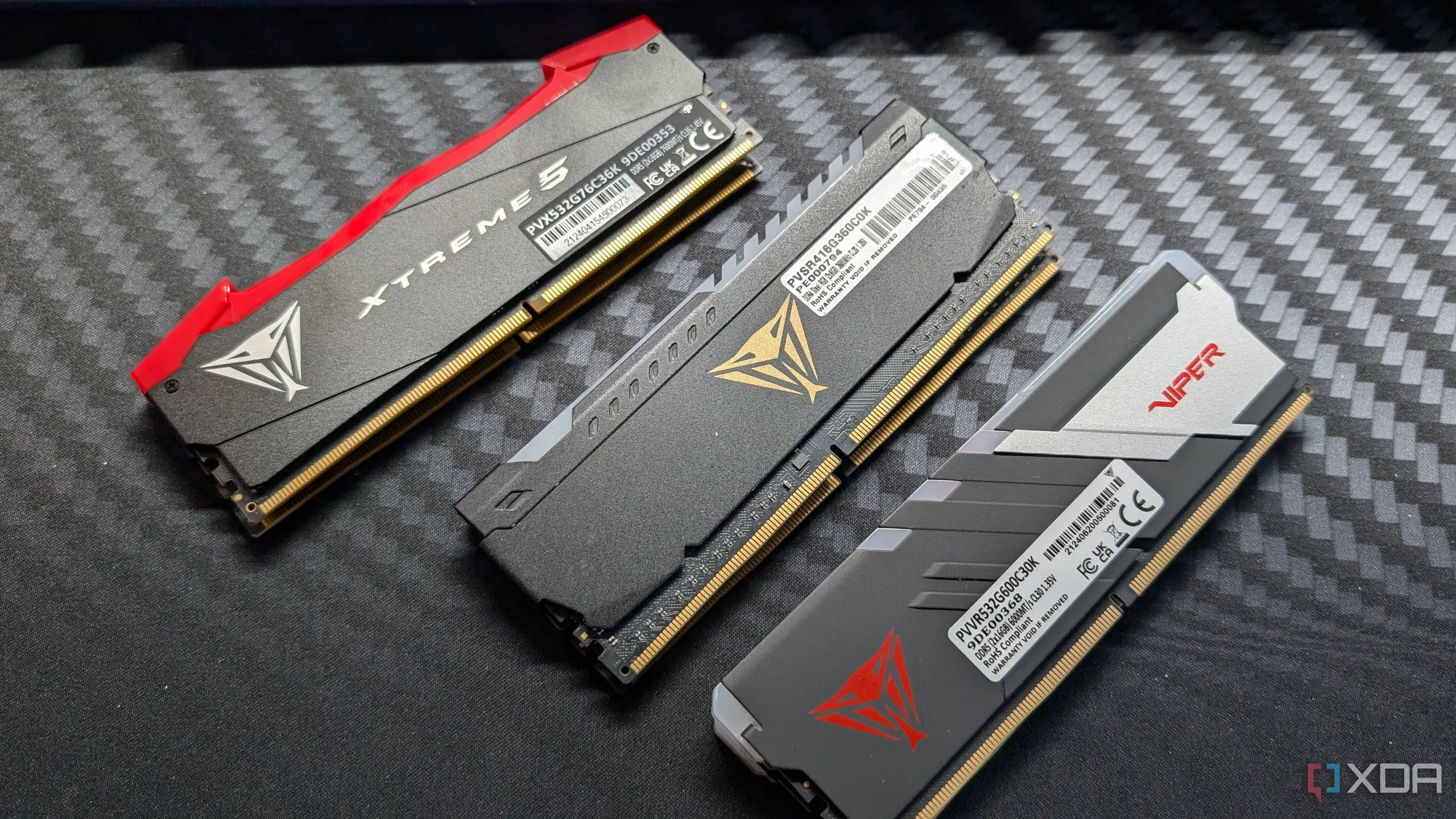 Các module bộ nhớ RAM DDR4 và DDR5 trên bàn làm việc