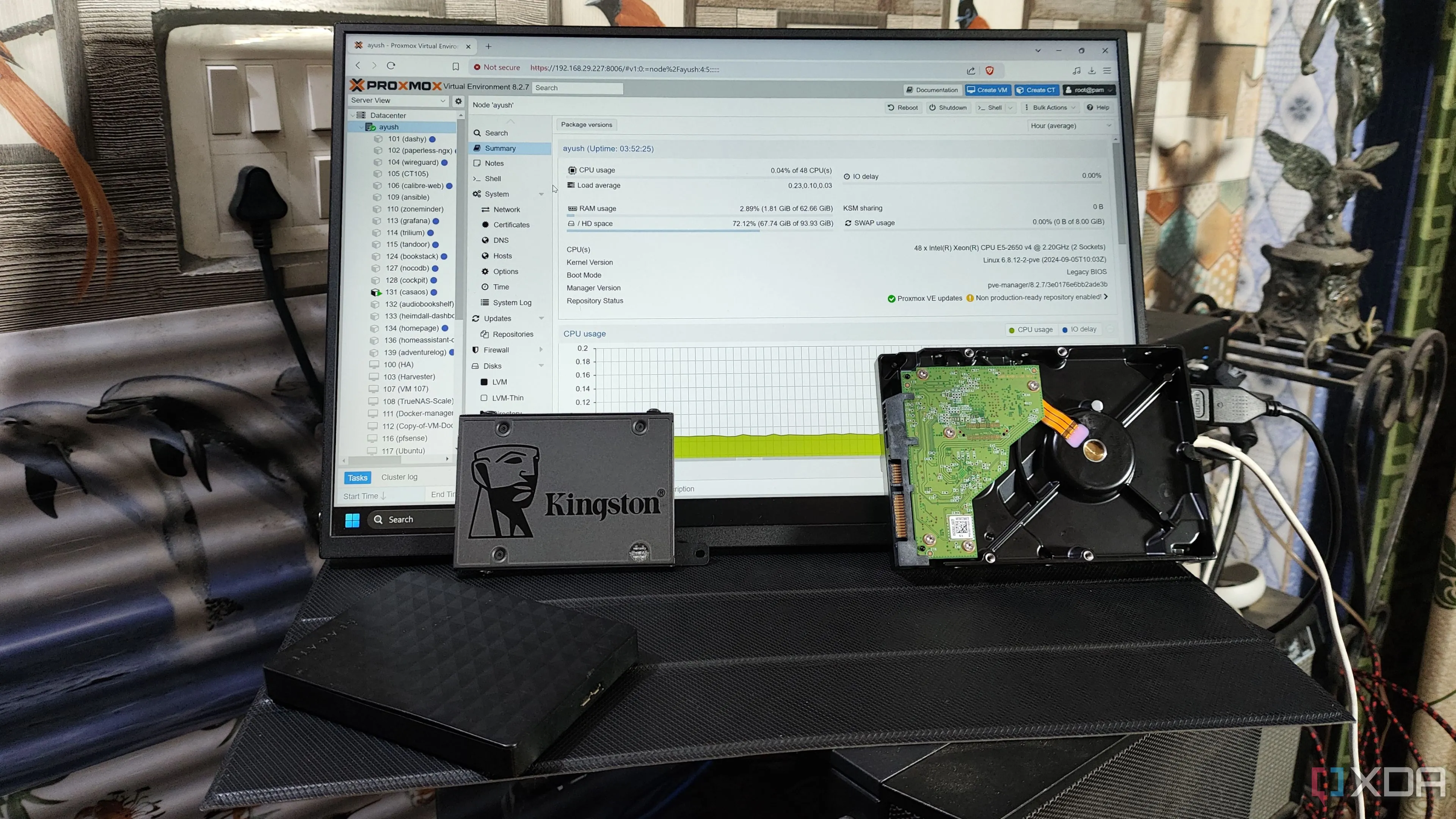 Các ổ cứng HDD và SSD Kingston đặt trước màn hình hiển thị giao diện Proxmox của hệ thống NAS