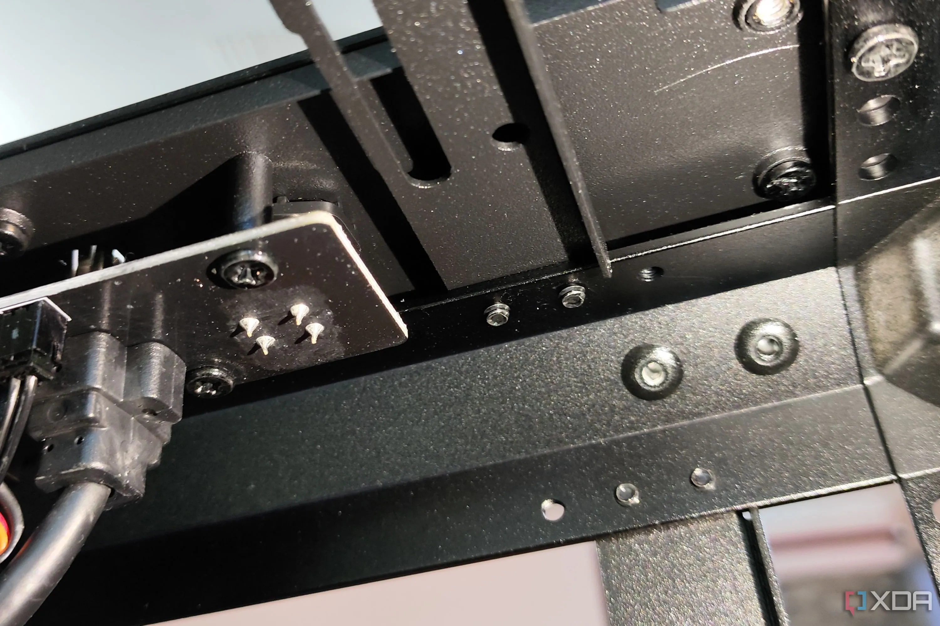 Các ốc vít khó tiếp cận nằm sâu bên dưới cổng I/O mặt trước của MasterFrame 600