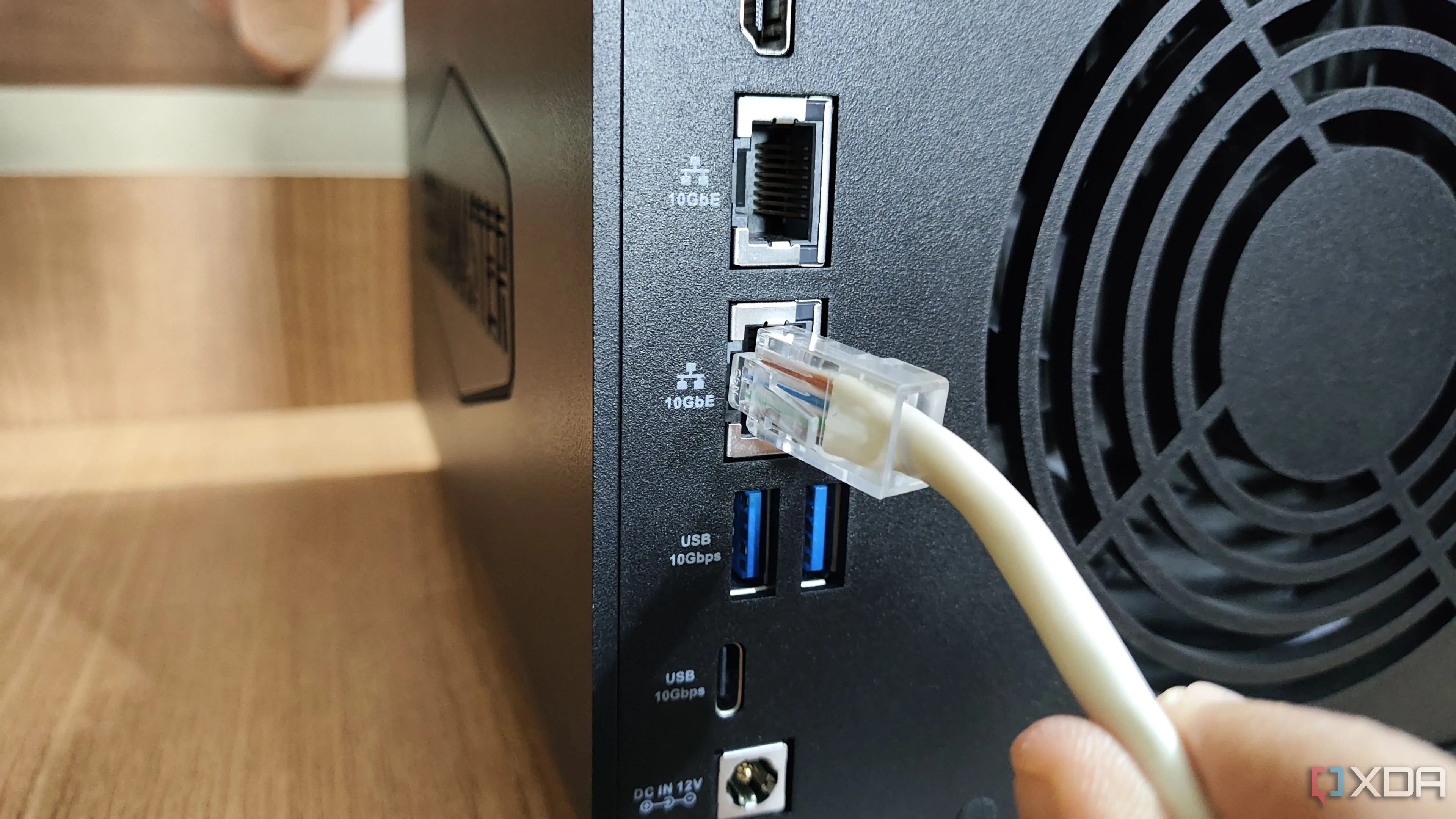Cắm cáp Ethernet vào cổng LAN 10GbE của NAS TerraMaster F4-424 Max, minh họa kết nối mạng nội bộ an toàn