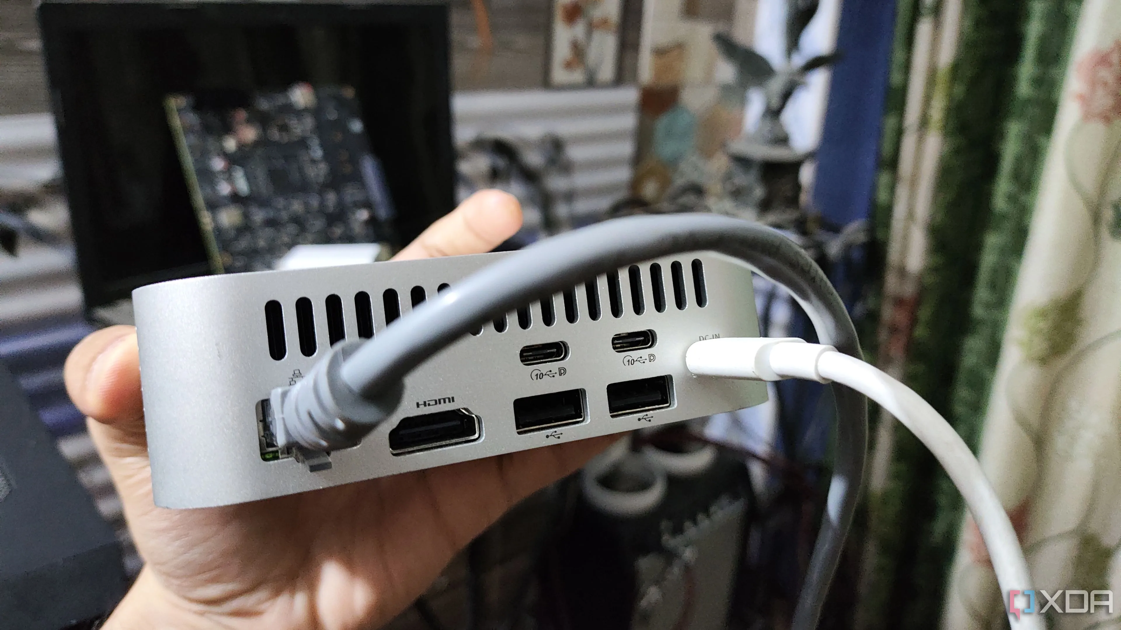 Cắm cáp Ethernet vào thiết bị lưu trữ mạng (NAS), minh họa kết nối mạng và bảo mật hệ thống home lab