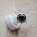 Camera an ninh không dây, minh họa việc truy cập hệ thống giám sát gia đình từ xa bằng cách thiết lập Port Forwarding.