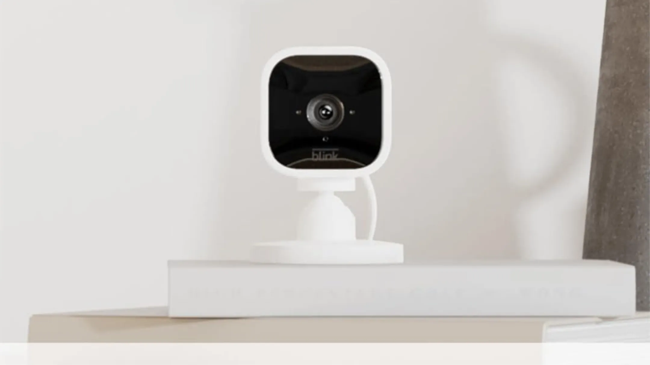 Camera Blink Mini với khả năng quay video 1080p sắc nét và tính năng đàm thoại hai chiều tiện lợi.