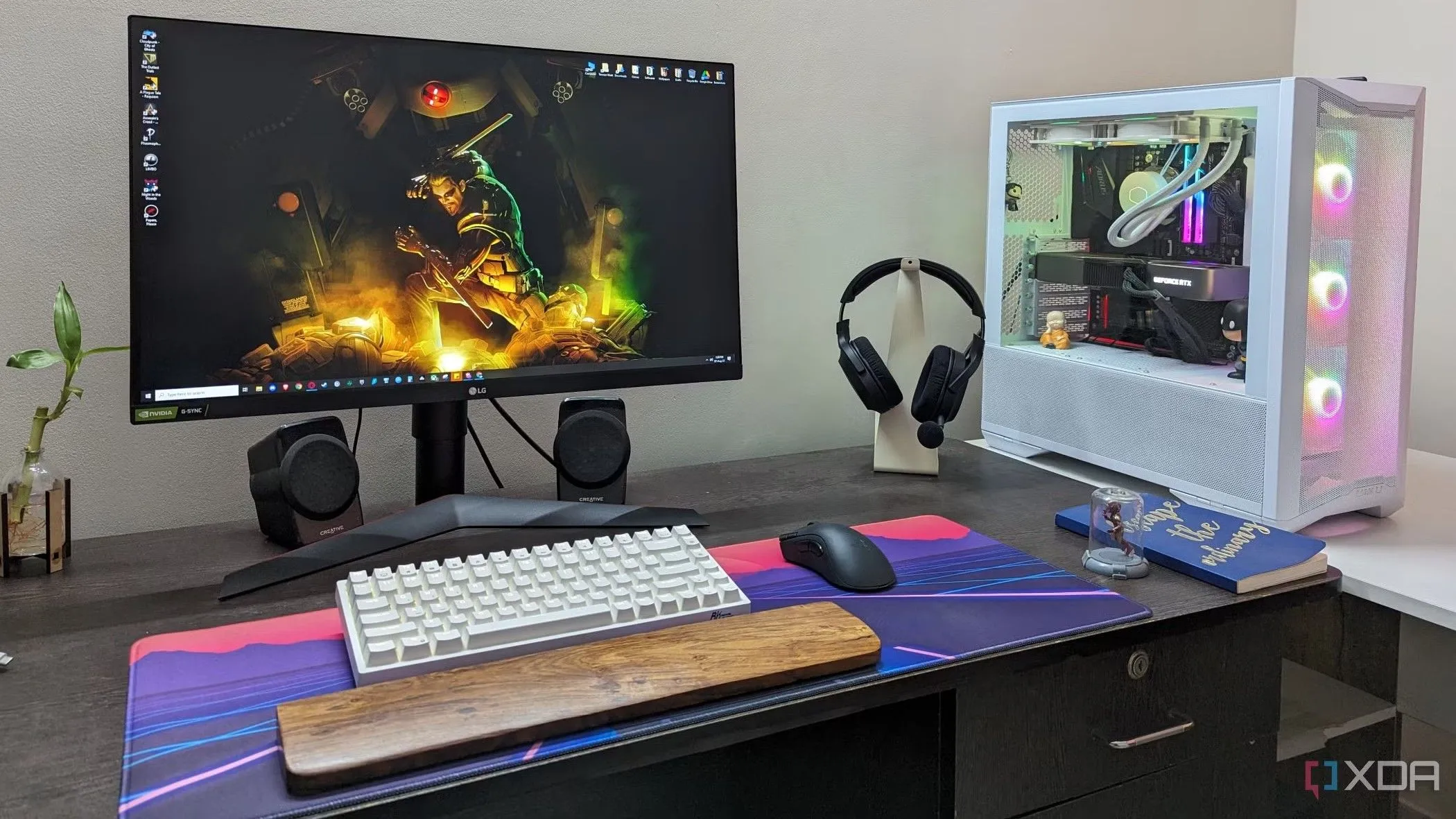 Cận cảnh bộ máy tính chơi game với màn hình IPS, bàn phím cơ, chuột và tai nghe trên bàn rộng