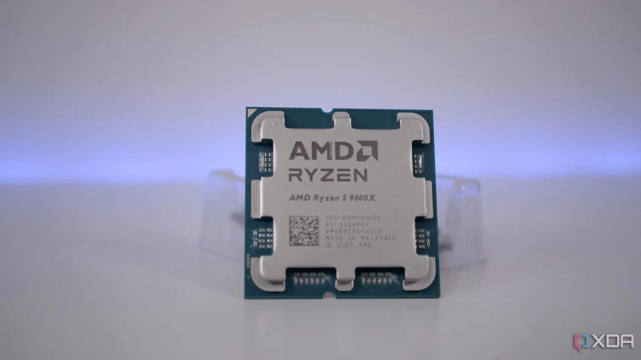 Cận cảnh bộ xử lý AMD Ryzen 5 9600X, đại diện cho dòng CPU tầm trung hiệu năng cao cho game thủ Việt Nam.