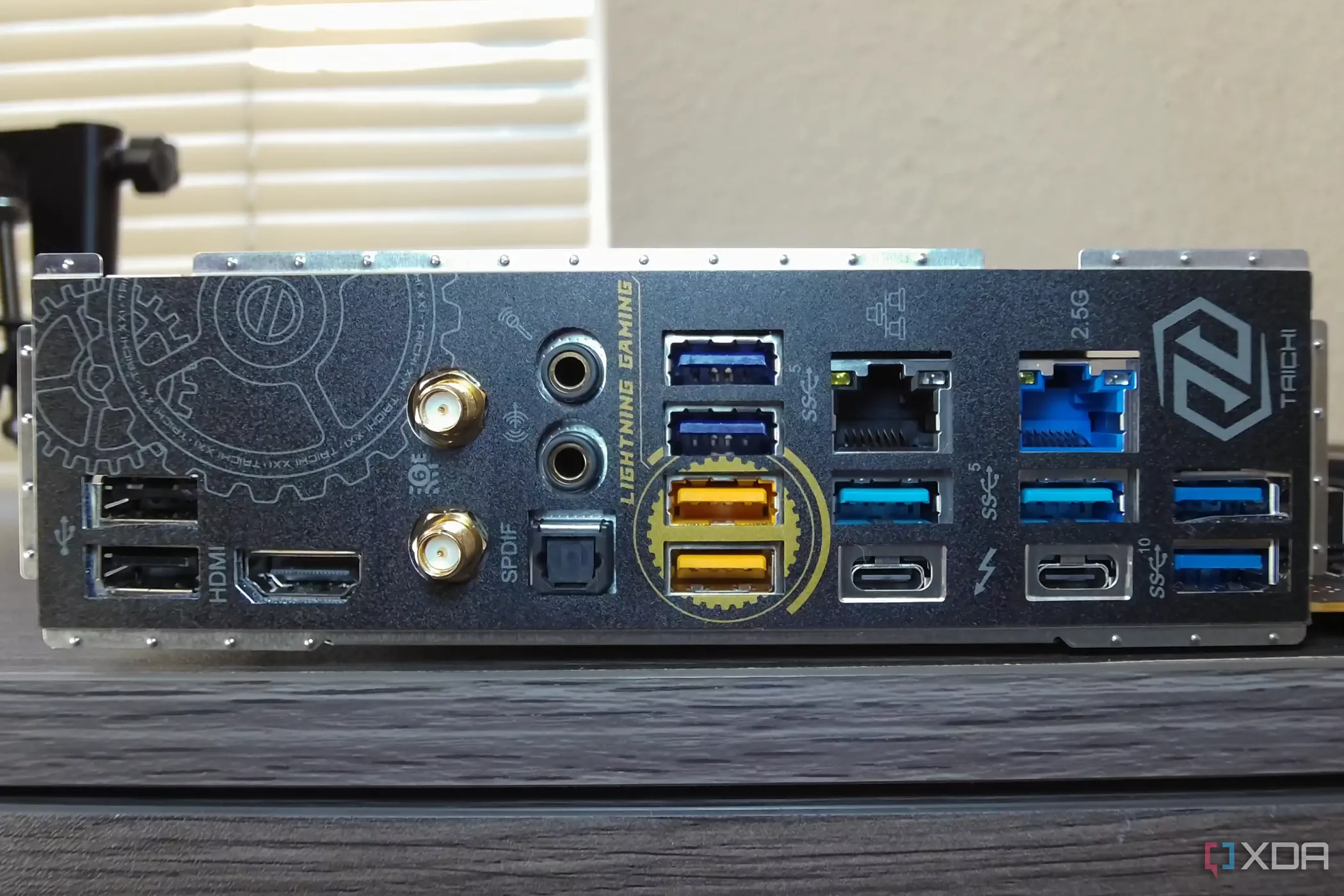 Cận cảnh các cổng I/O trên mainboard Z790 Taichi Lite