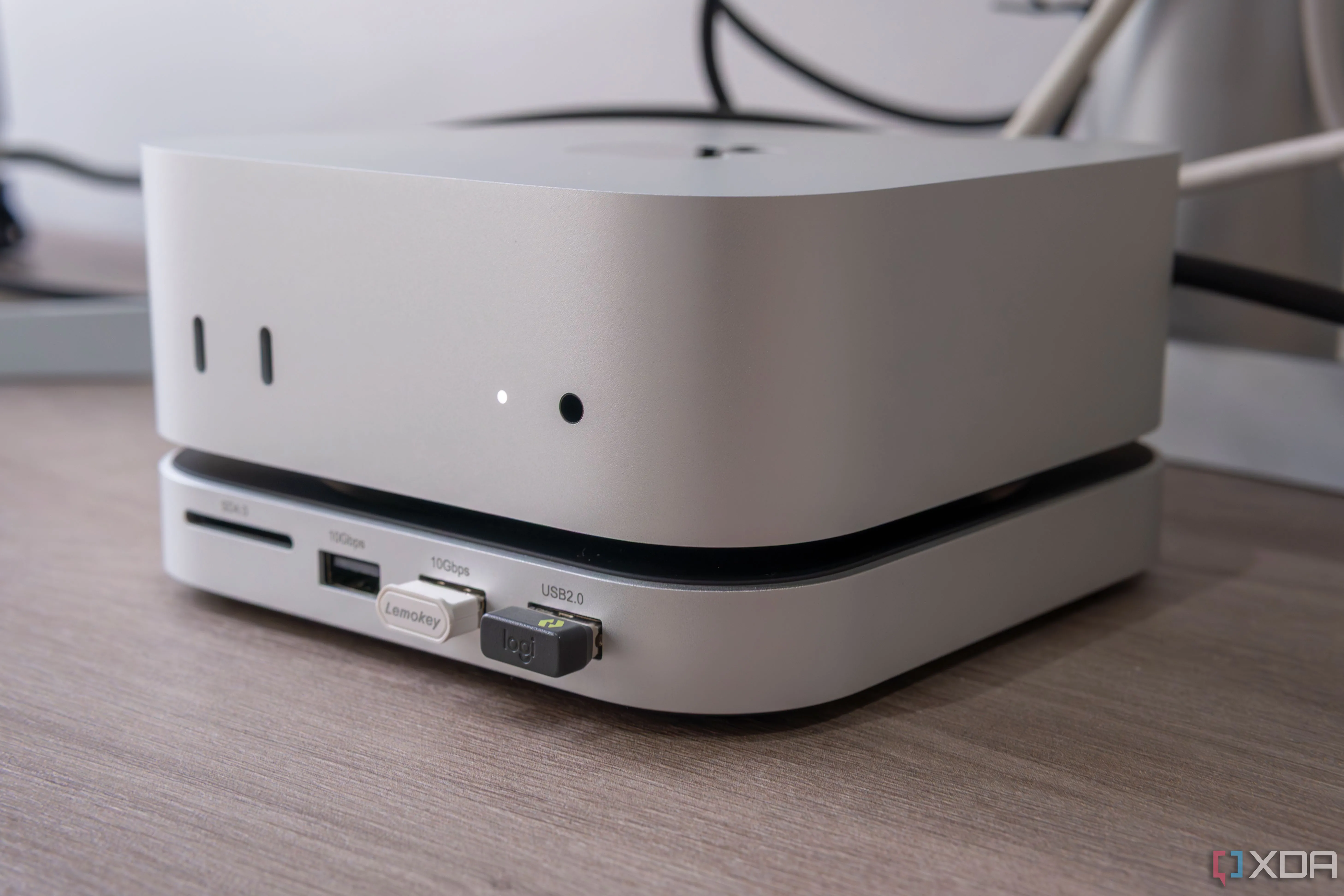 Cận cảnh các cổng USB-A trên Satechi Stand &amp; Hub đang kết nối dongle cho chuột và bàn phím không dây