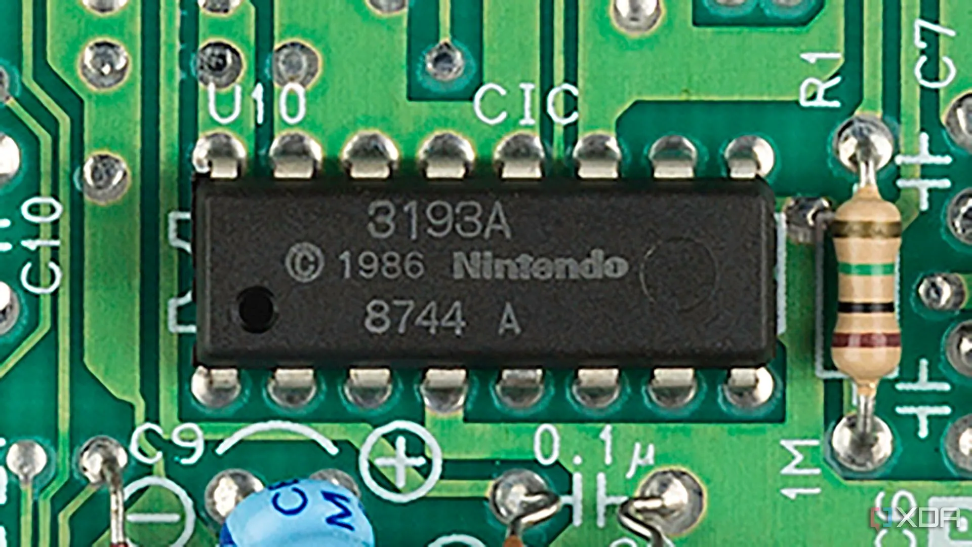 Cận cảnh chip khóa CIC trên bo mạch Nintendo NES Mk1, yếu tố bảo vệ bản quyền game của Nintendo.