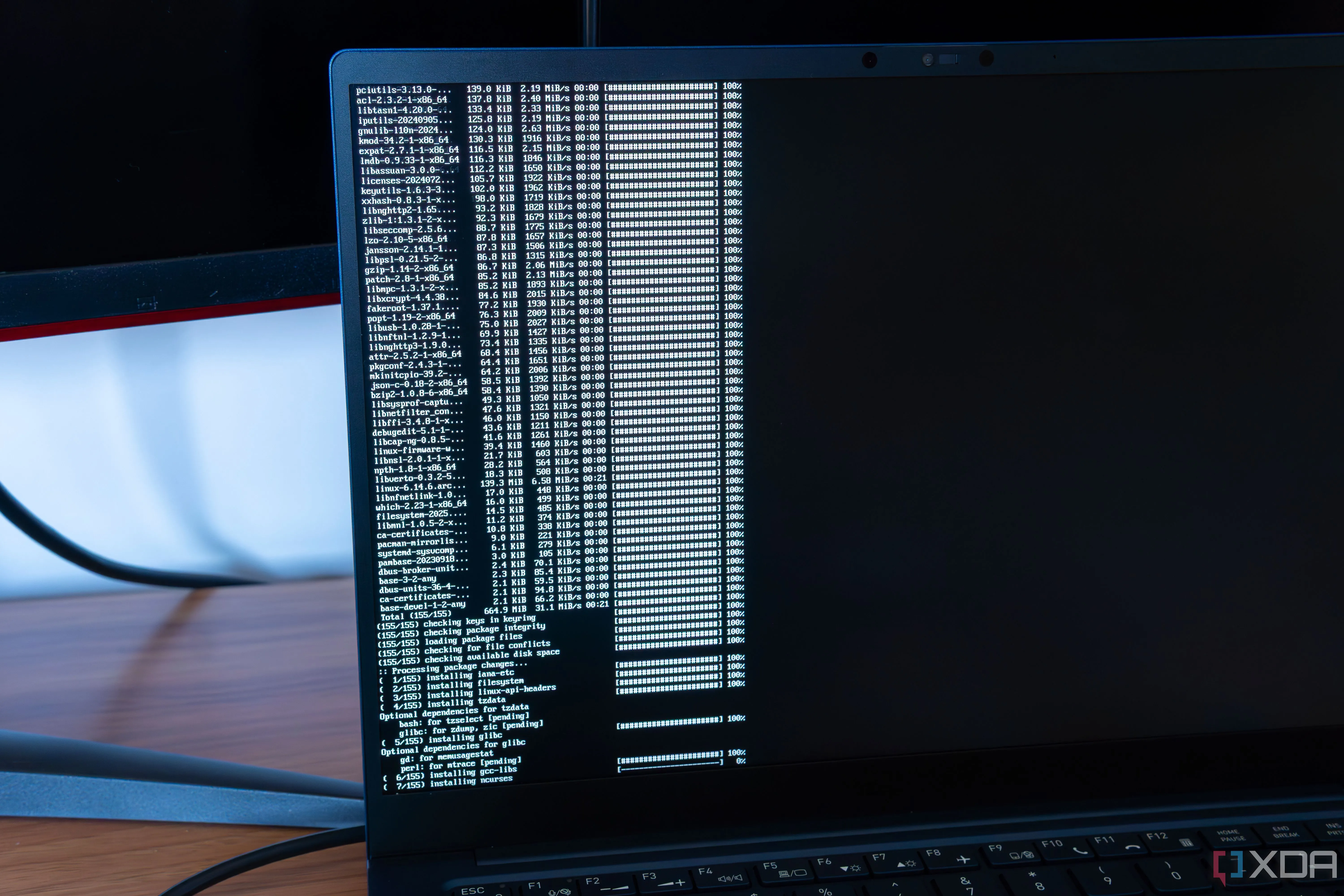 Cận cảnh màn hình laptop đang trong quá trình cài đặt Arch Linux thông qua giao diện dòng lệnh, thể hiện sự linh hoạt và cách tiếp cận chuyên sâu của hệ điều hành này.