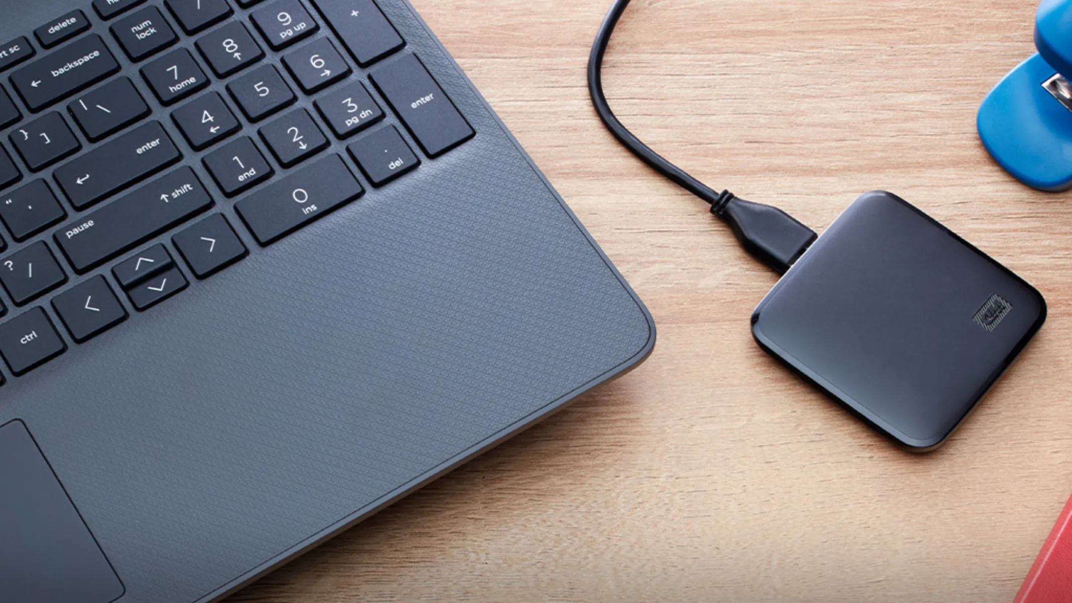 Cận cảnh ổ cứng di động Western Digital Elements SE với thiết kế hiện đại