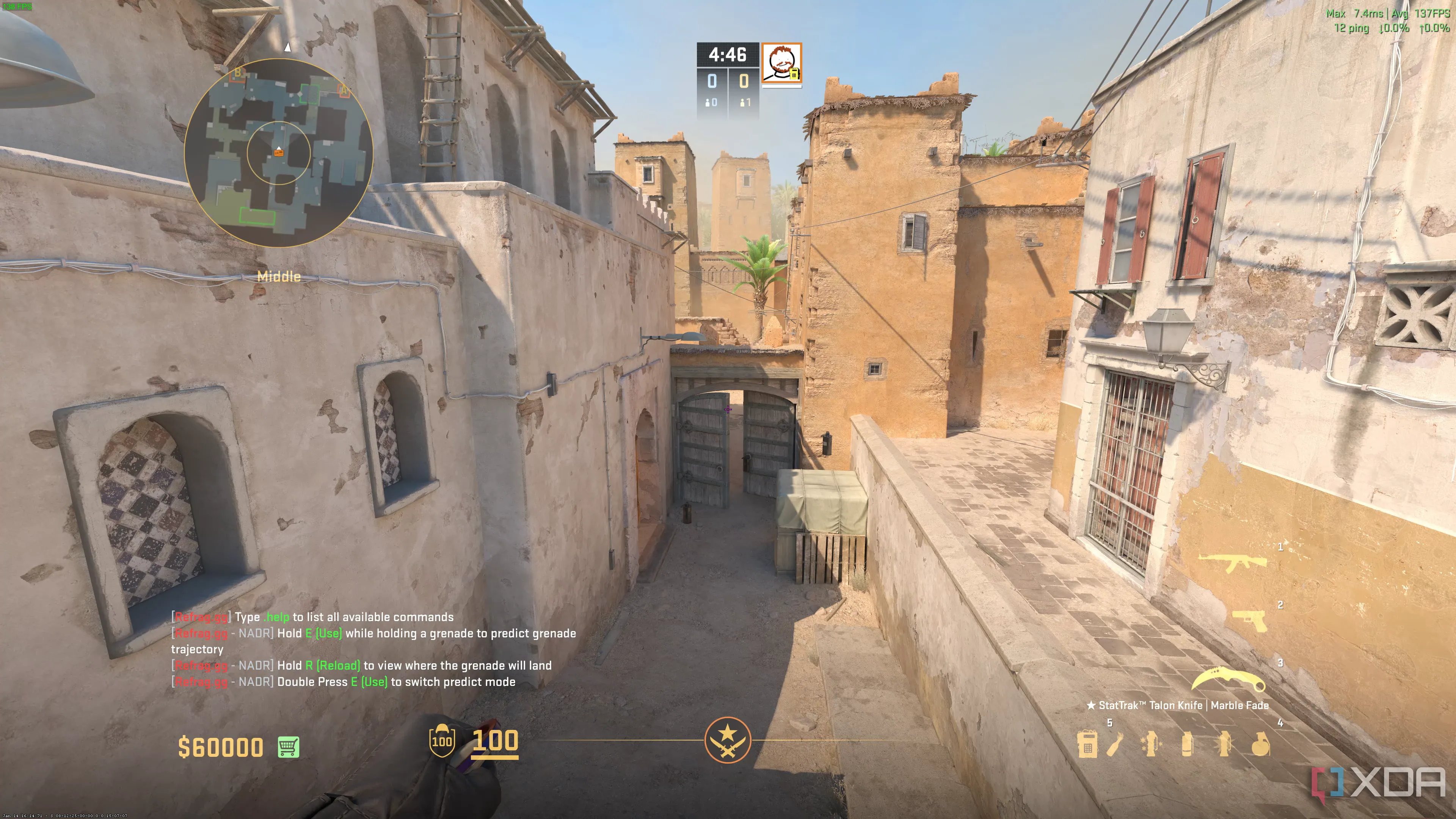 Cảnh quan một con đường hẹp trong chợ trên bản đồ Dust II của Counter-Strike 2, minh họa tầm quan trọng của kiến thức bản đồ.