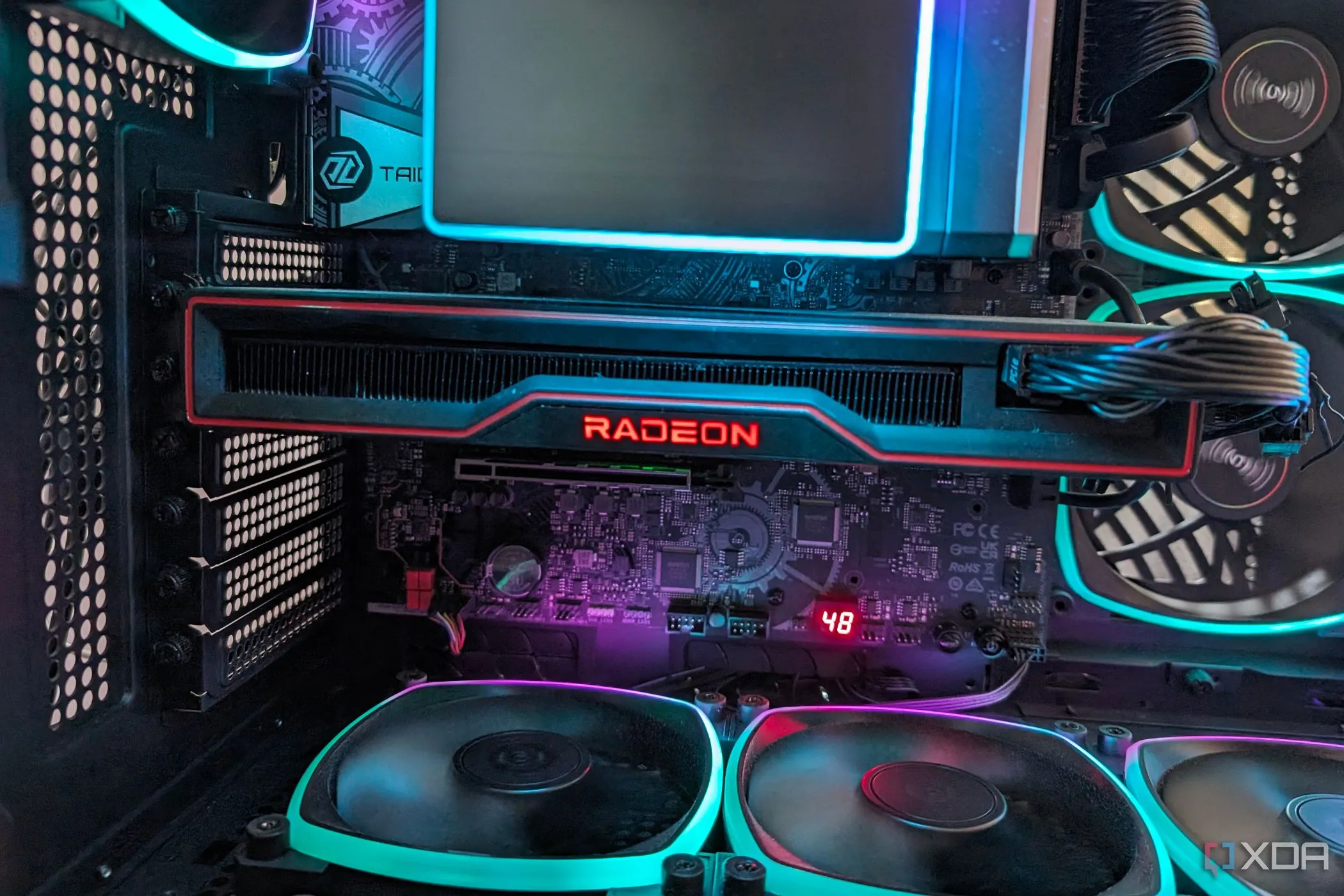 Card đồ họa AMD Radeon RX 6800 trong thùng máy với đèn RGB